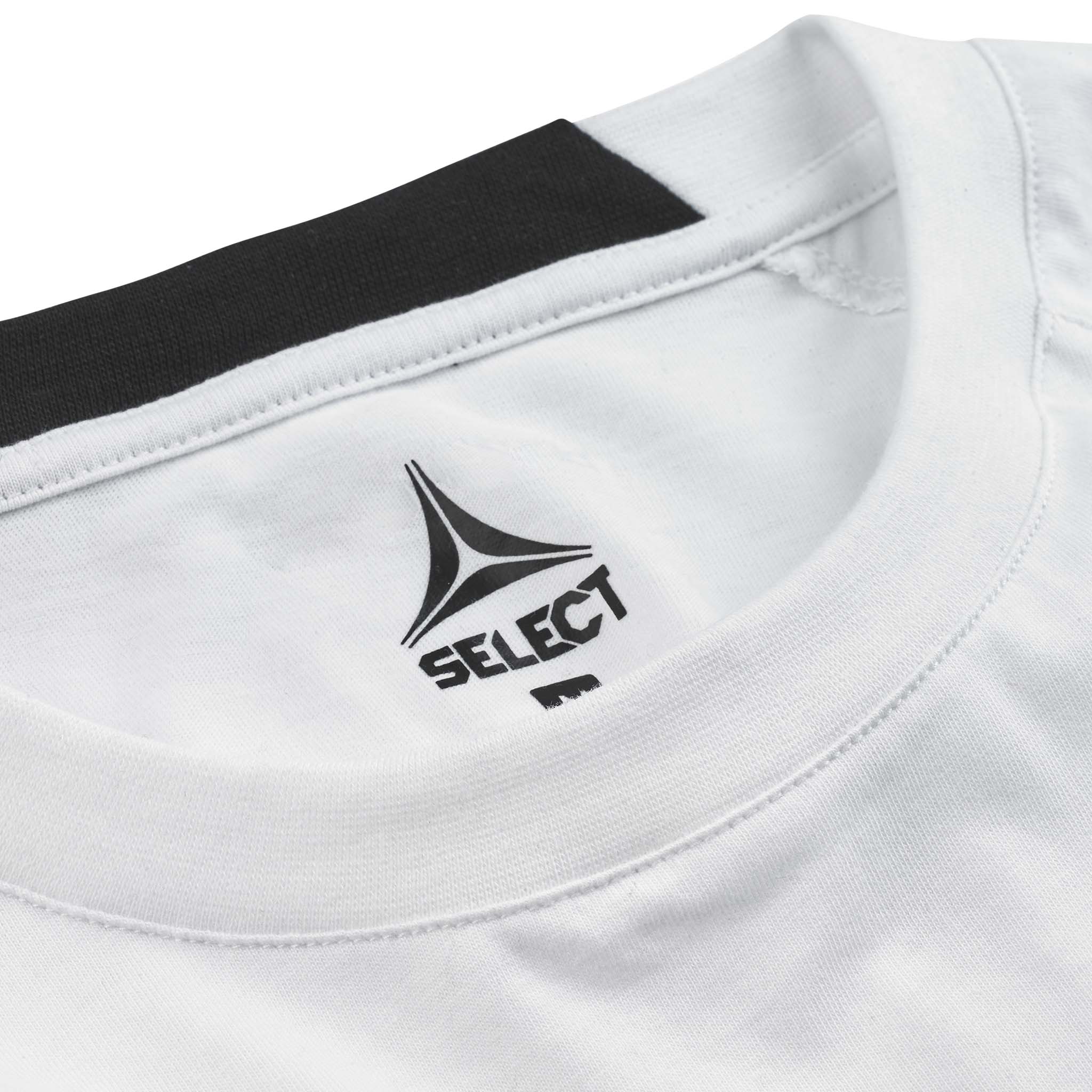 Nærbilde av hvit T-Shirt Oxford v25 fritidsklær med halslinning, svart Select-logo og kantdetalj.