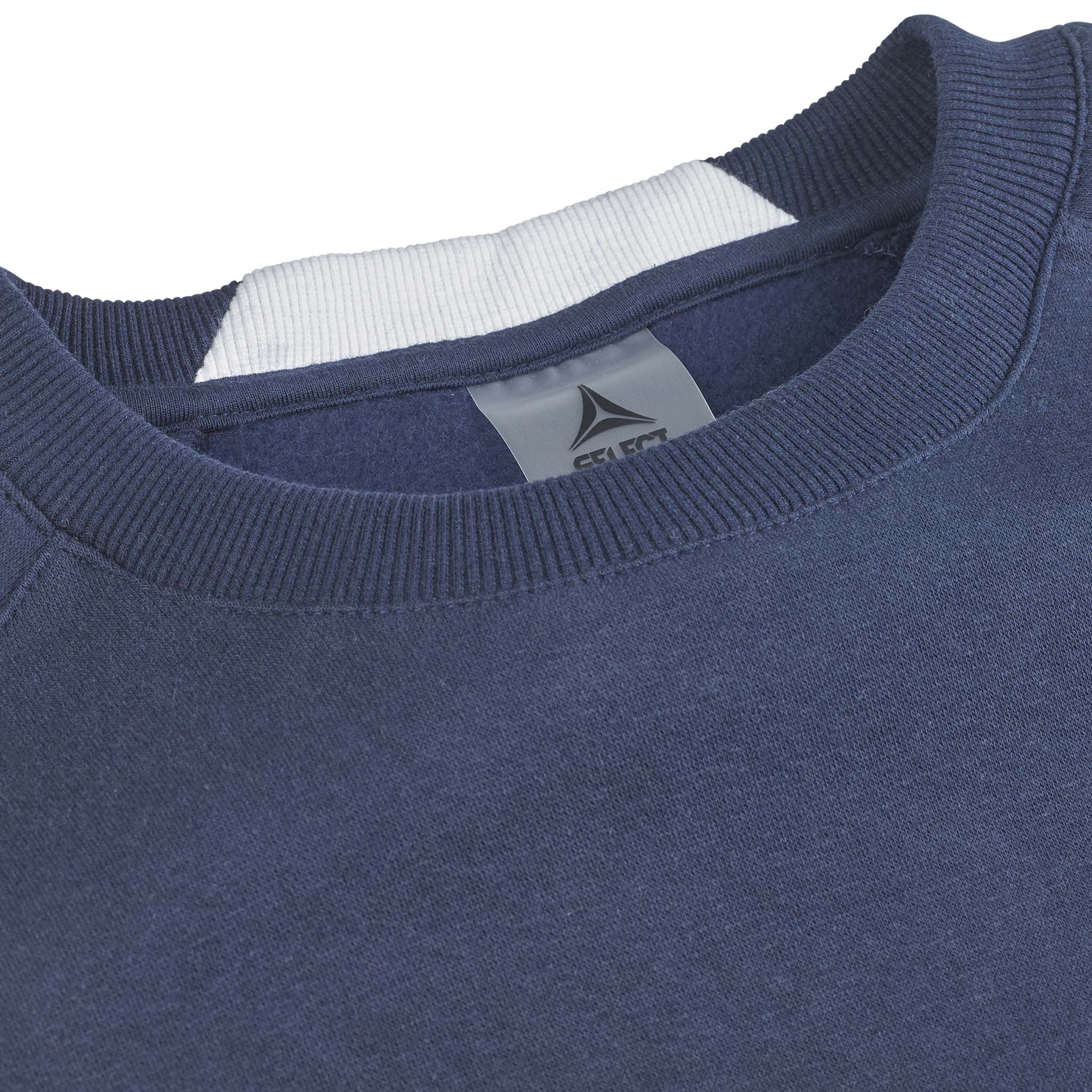 Nærbilde av marineblå Sweat Oxford v25 fritidsklær, viser ribbestrikket rund hals og innerkrage med logo.