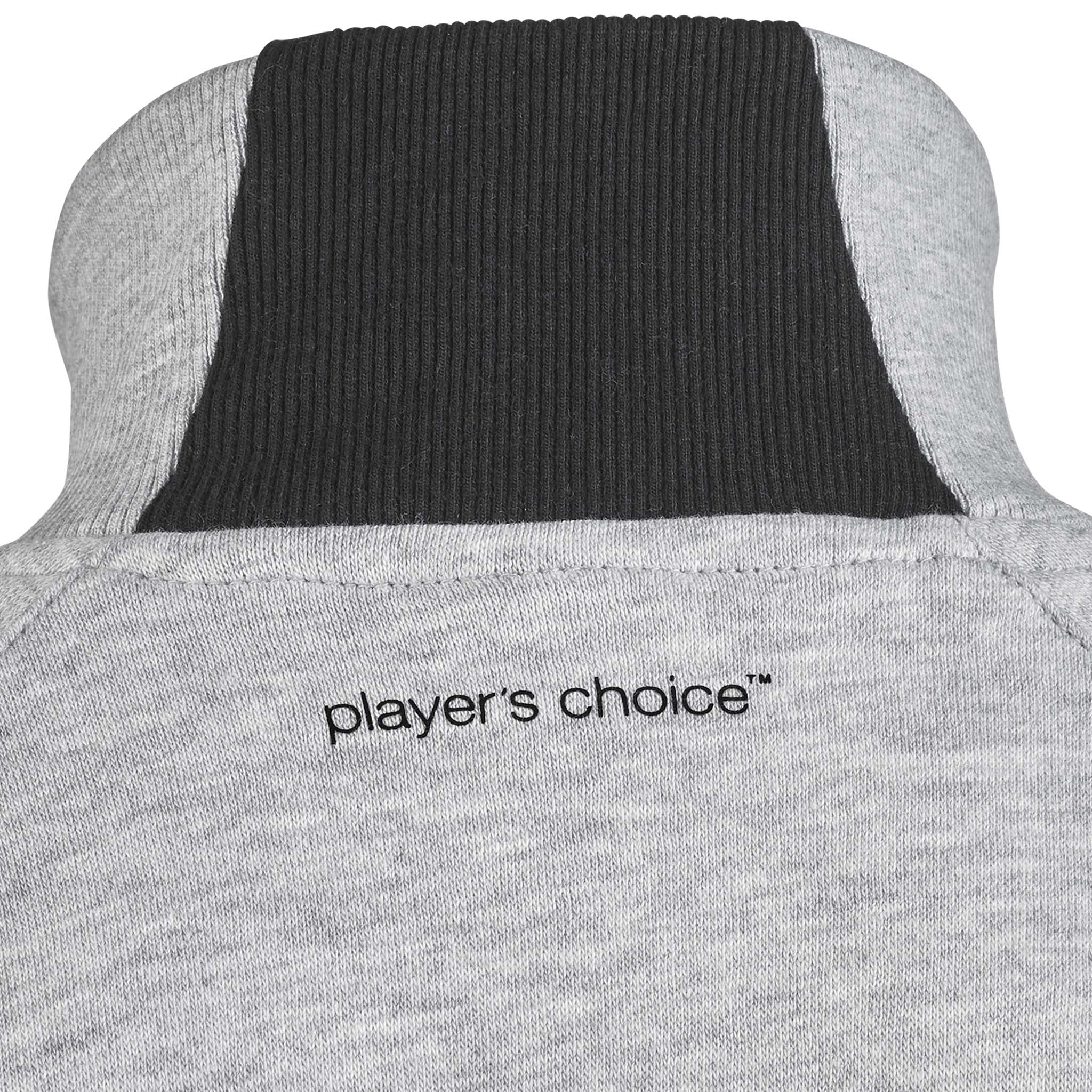 Nærbilde av grå Zip jacket Oxford v25, fritidsklær, med mørk ribbekrage og player's choice-trykk.