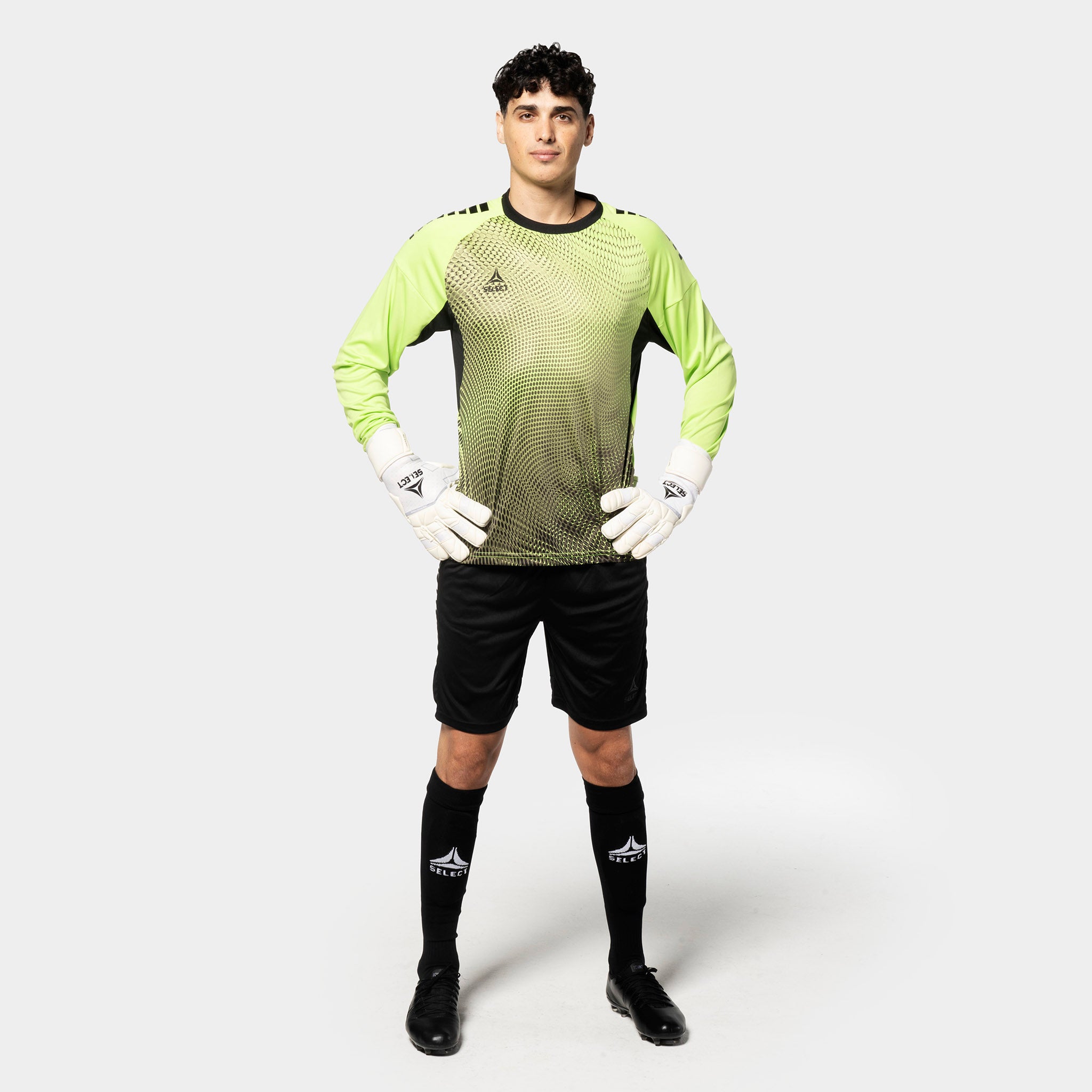 Mannlig fotballspiller i limegrønn og sort Goalkeeper shirt Spain v25, keeperklær, sett forfra med sorte shorts og hansker.