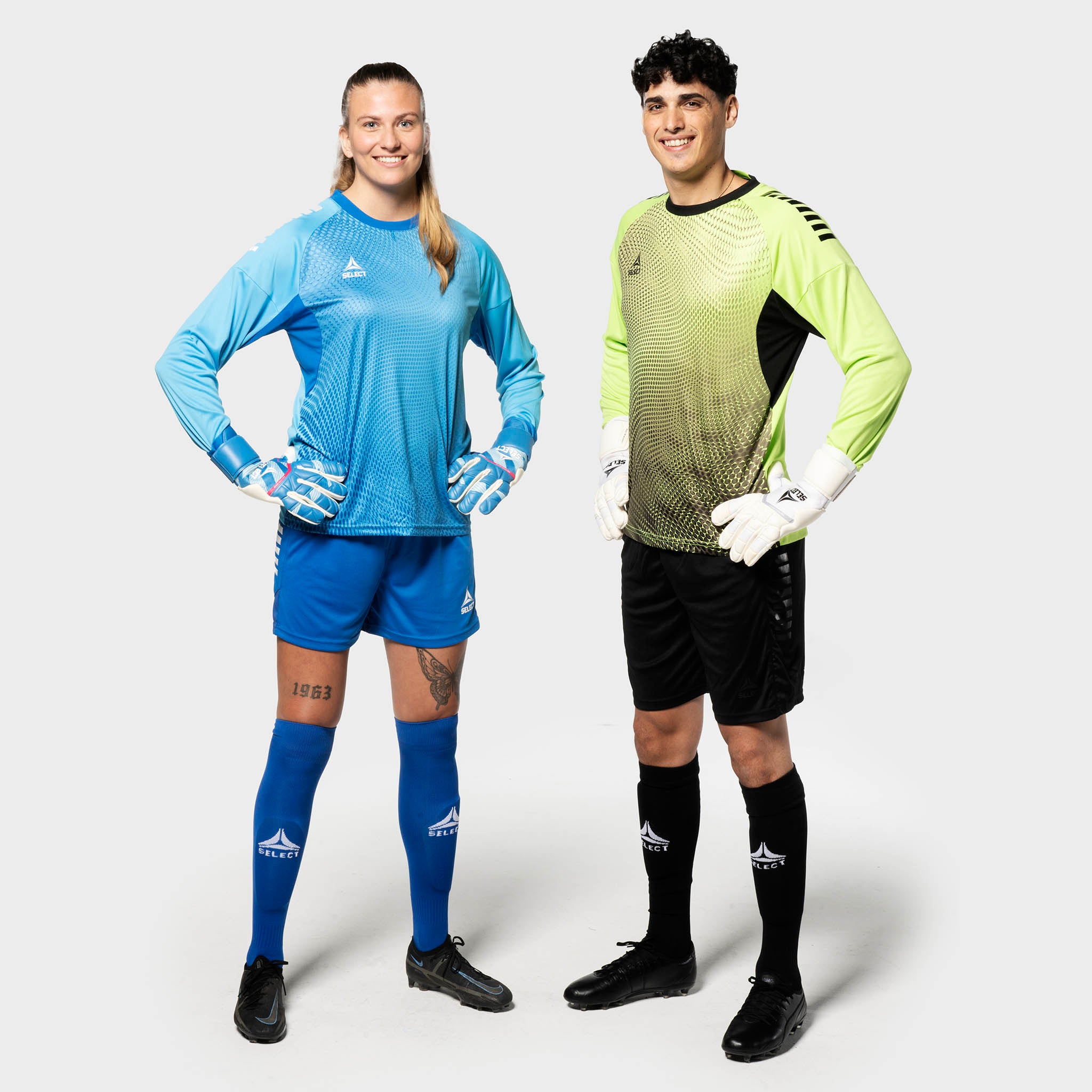 Fotballspillere i Goalkeeper shirt Spain v25 i blått og limegrønt, keeperklær, sett forfra.