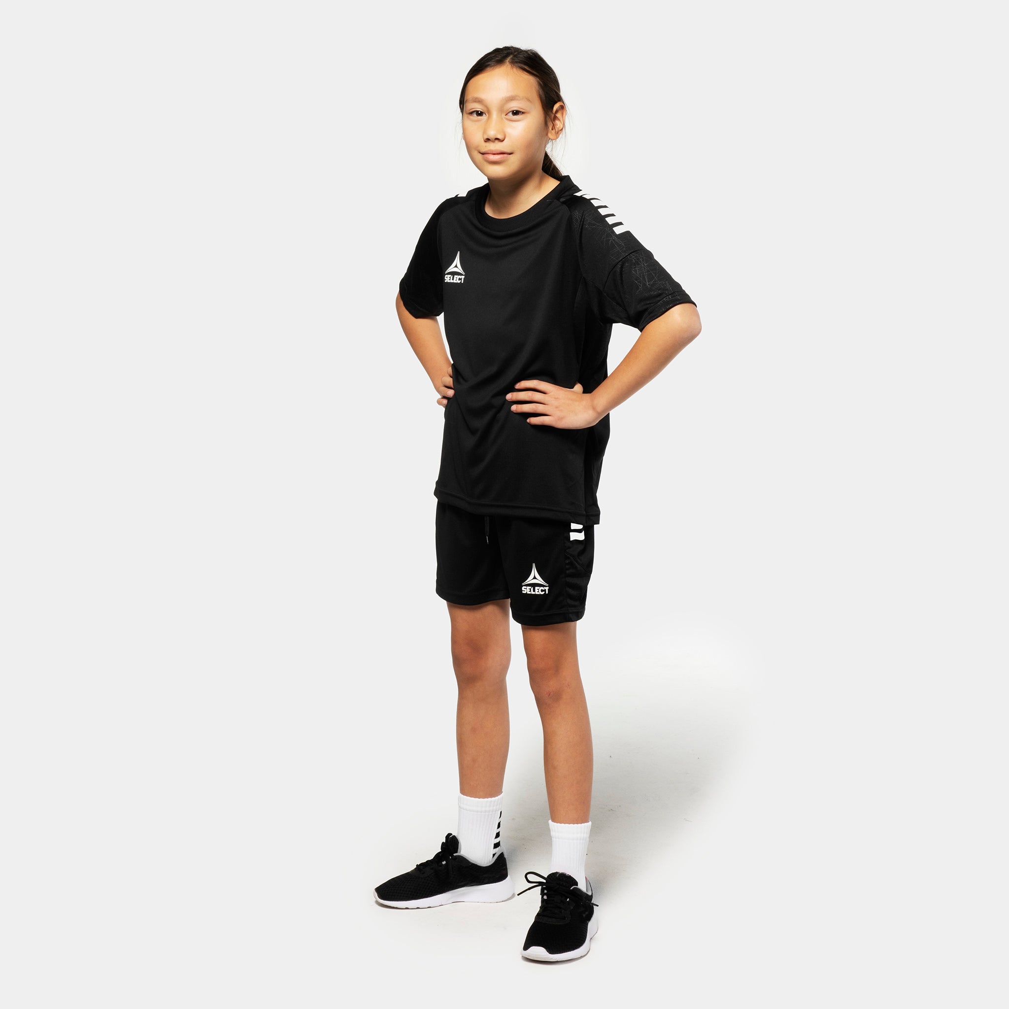 Jente fotballspiller i svarte Player shorts Spain v25 og matchende trøye, Match & Training wear, forfra.