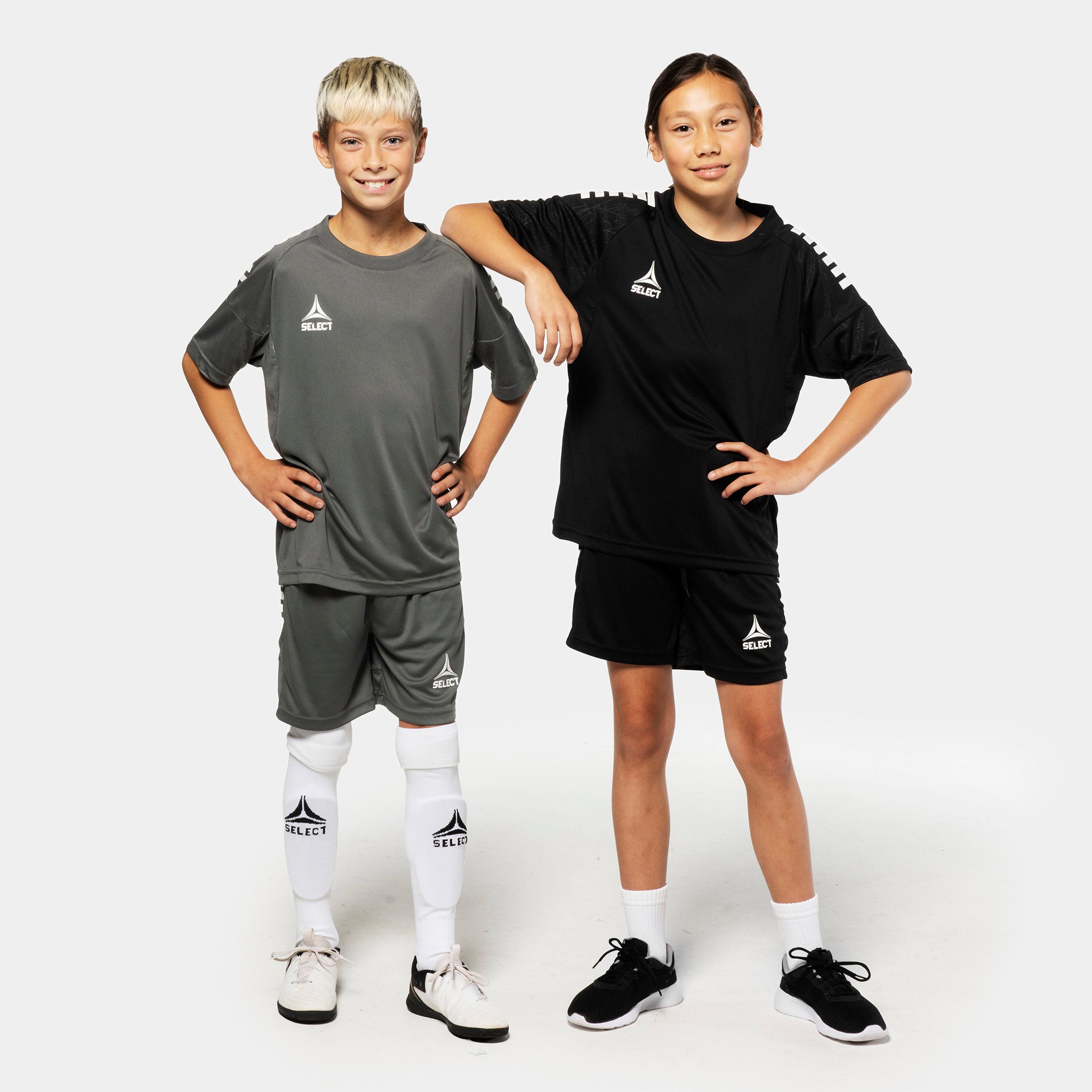 Unge fotballspillere i Player shorts Spain v25 i grått og svart, Match & Training wear, sett forfra.