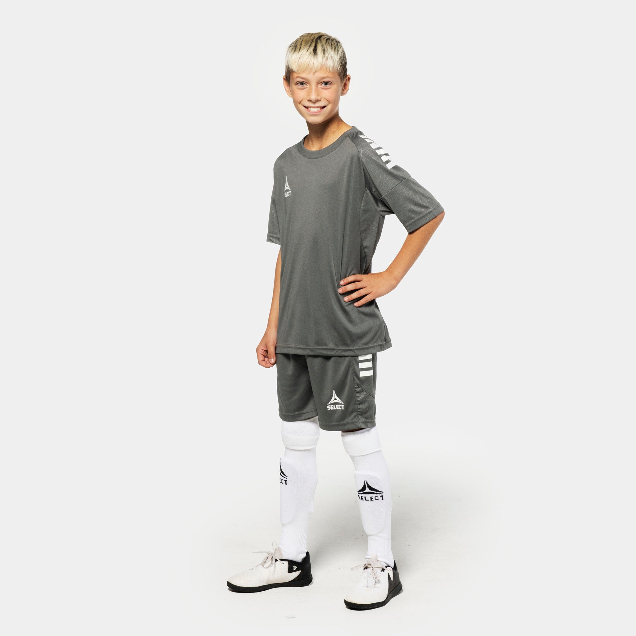 Gutt fotballspiller i grå Player shorts Spain v25 og matchende trøye, Match & Training wear, sett forfra.