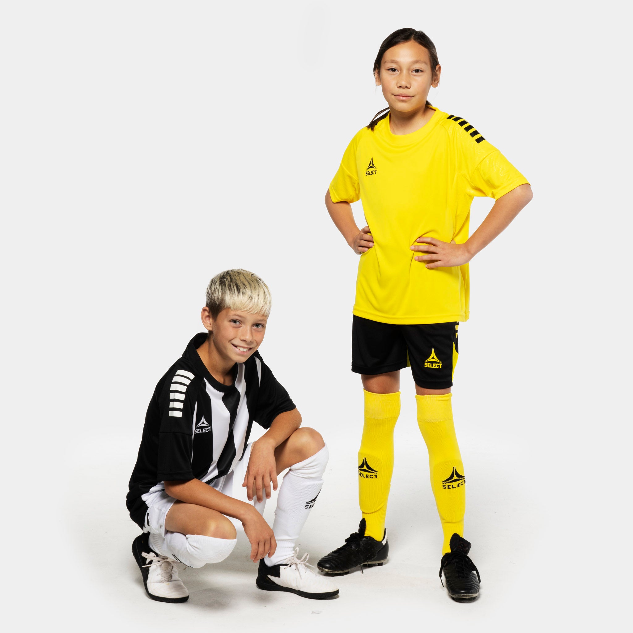 Gutt og jente fotballspillere i sorte Player shorts Spain v25, Match & Training-tøy, sett forfra.