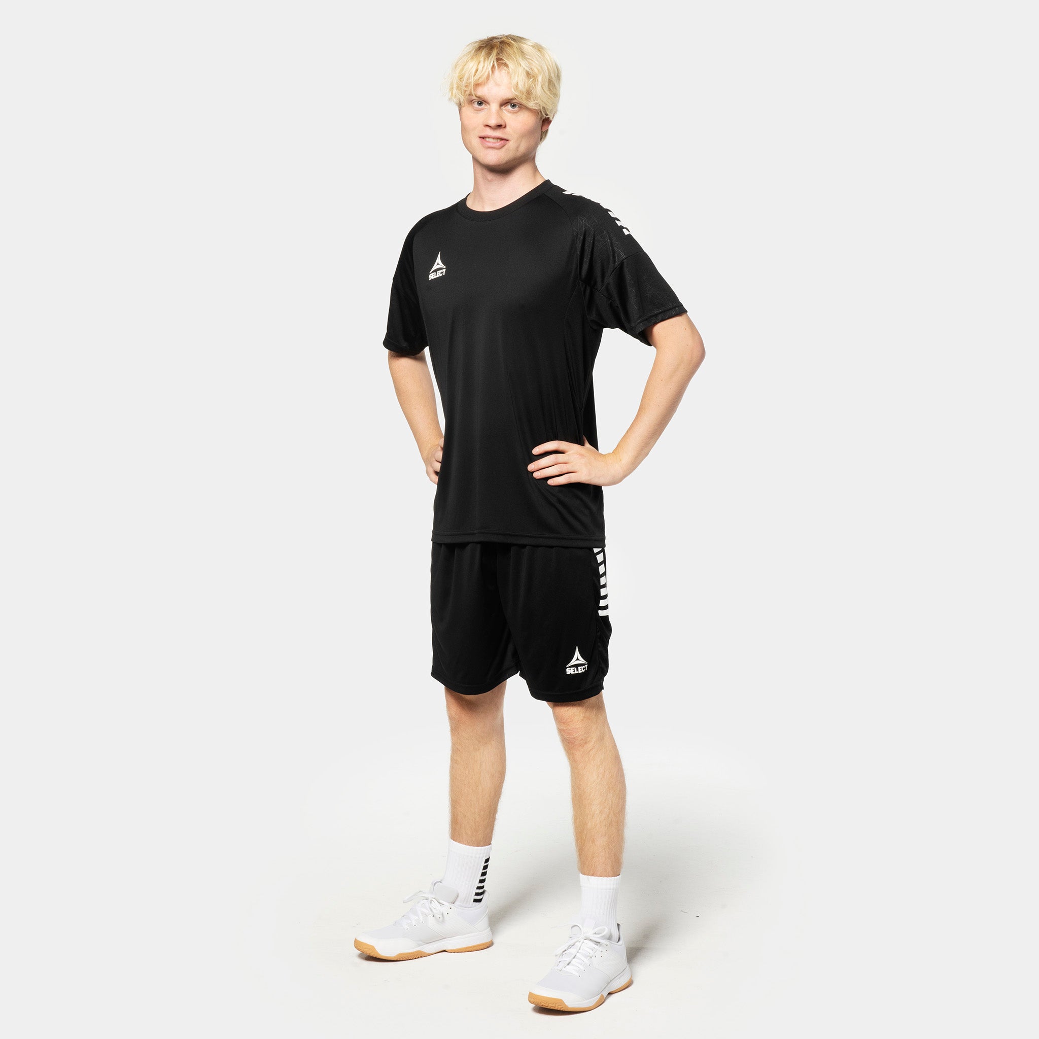 Mannlig fotballspiller i svarte Player shorts Spain v25 og matchende trøye, Match & Training wear, sett forfra.