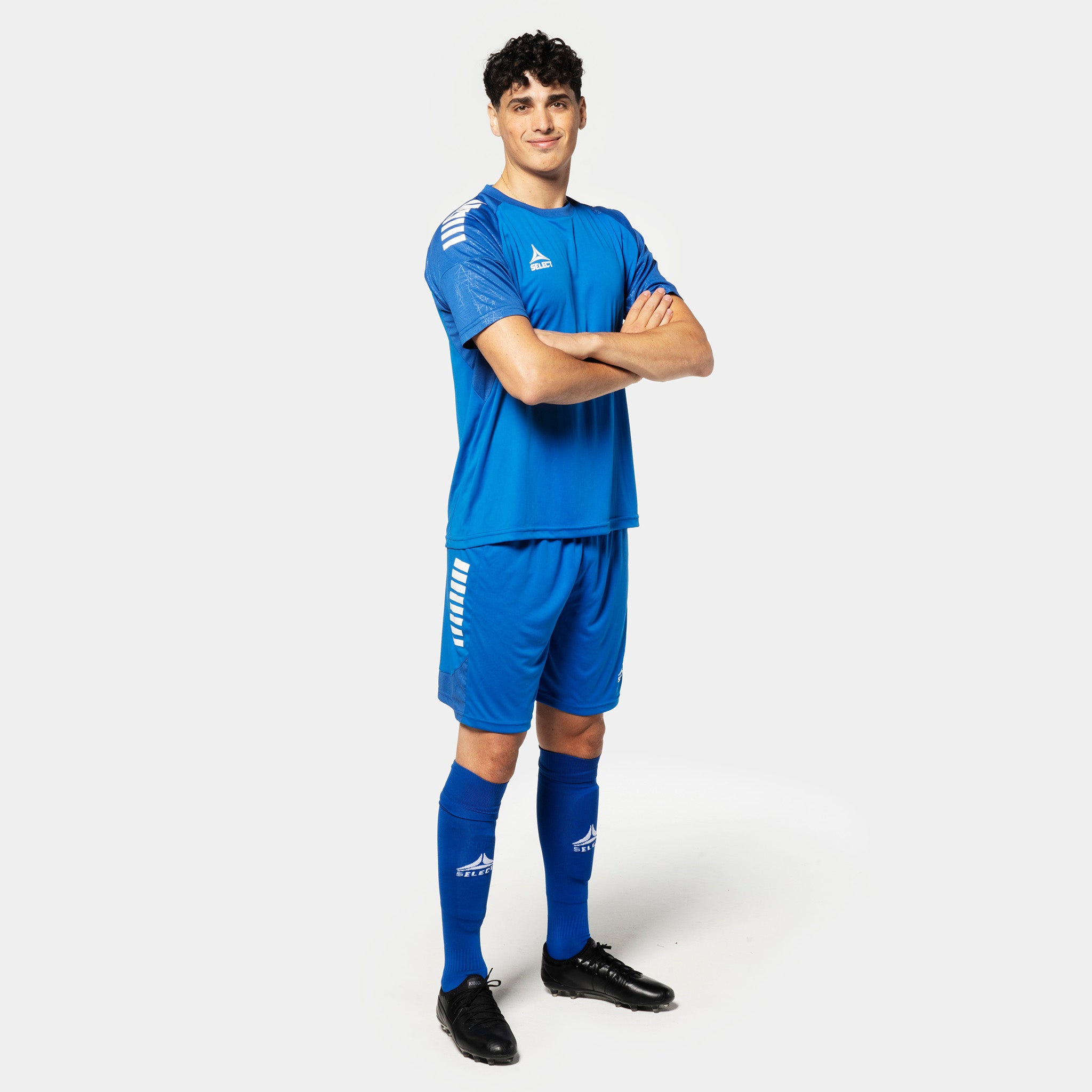 Mannlig fotballspiller i blå Player shorts Spain v25, Match & Training wear, med hvite sidestriper.