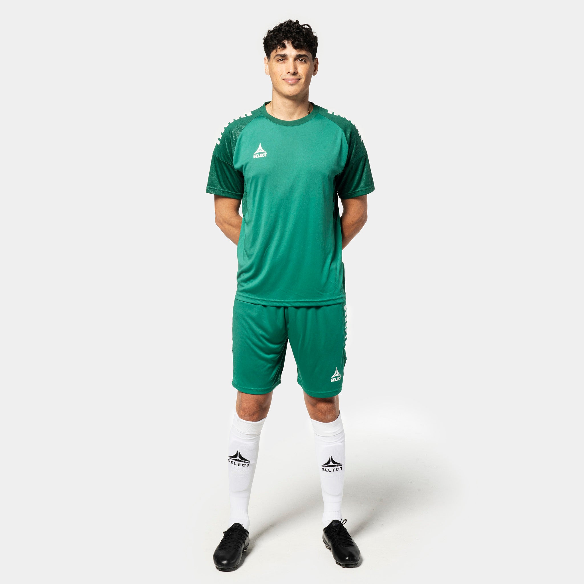 Mannlig fotballspiller i grønne Player shorts Spain v25, Match & Training wear, med matchende trøye og strømper.
