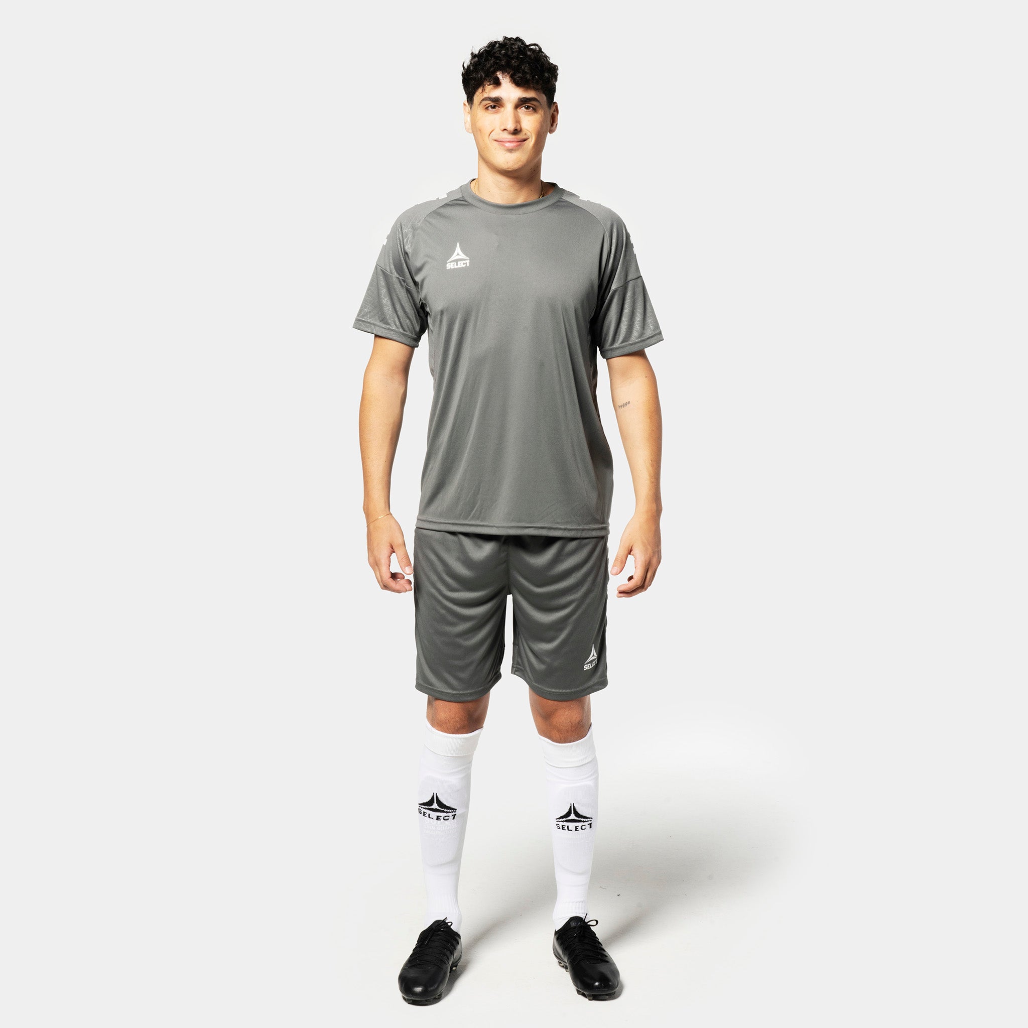 Mannlig fotballspiller i grå Player shorts Spain v25 og matchende trøye, Match & Training wear, sett forfra.