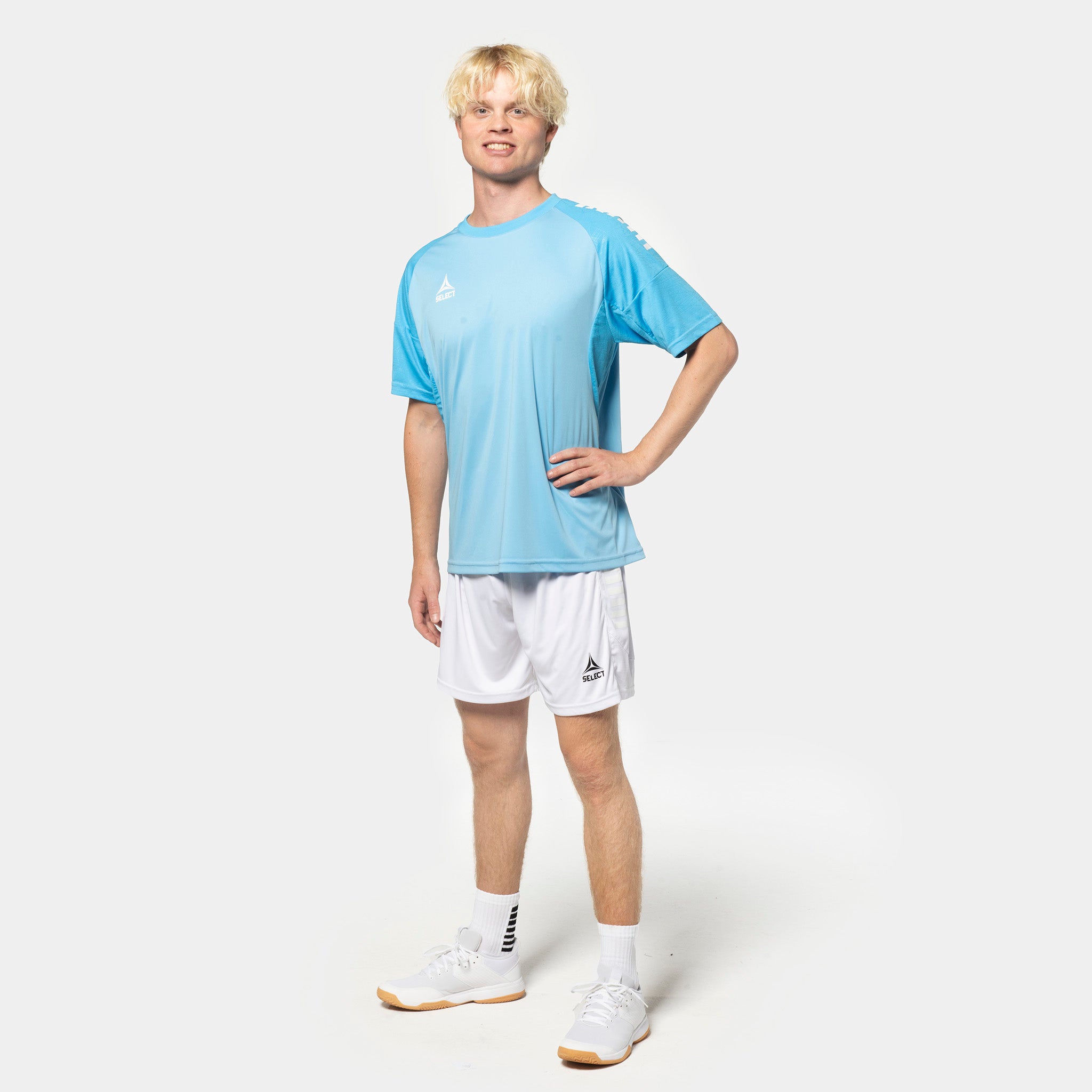 Mannlig fotballspiller i lyseblå trøye og hvite Player shorts Spain v25, Match & Training wear.
