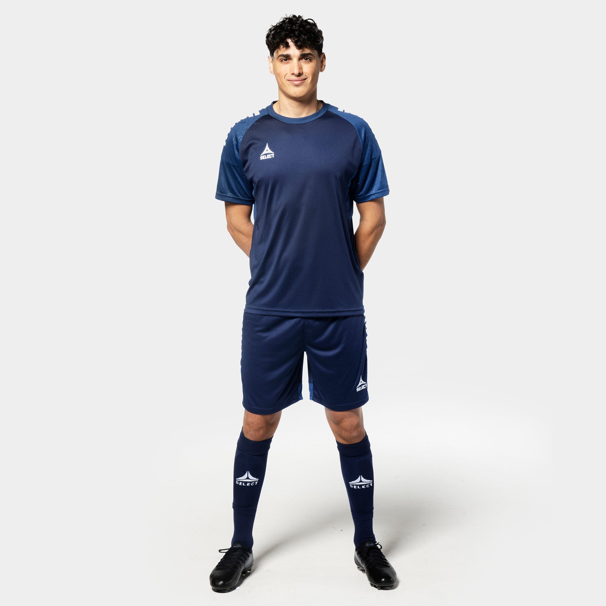 Mannlig fotballspiller i marineblå Player shorts Spain v25, Match & Training wear, sett forfra.