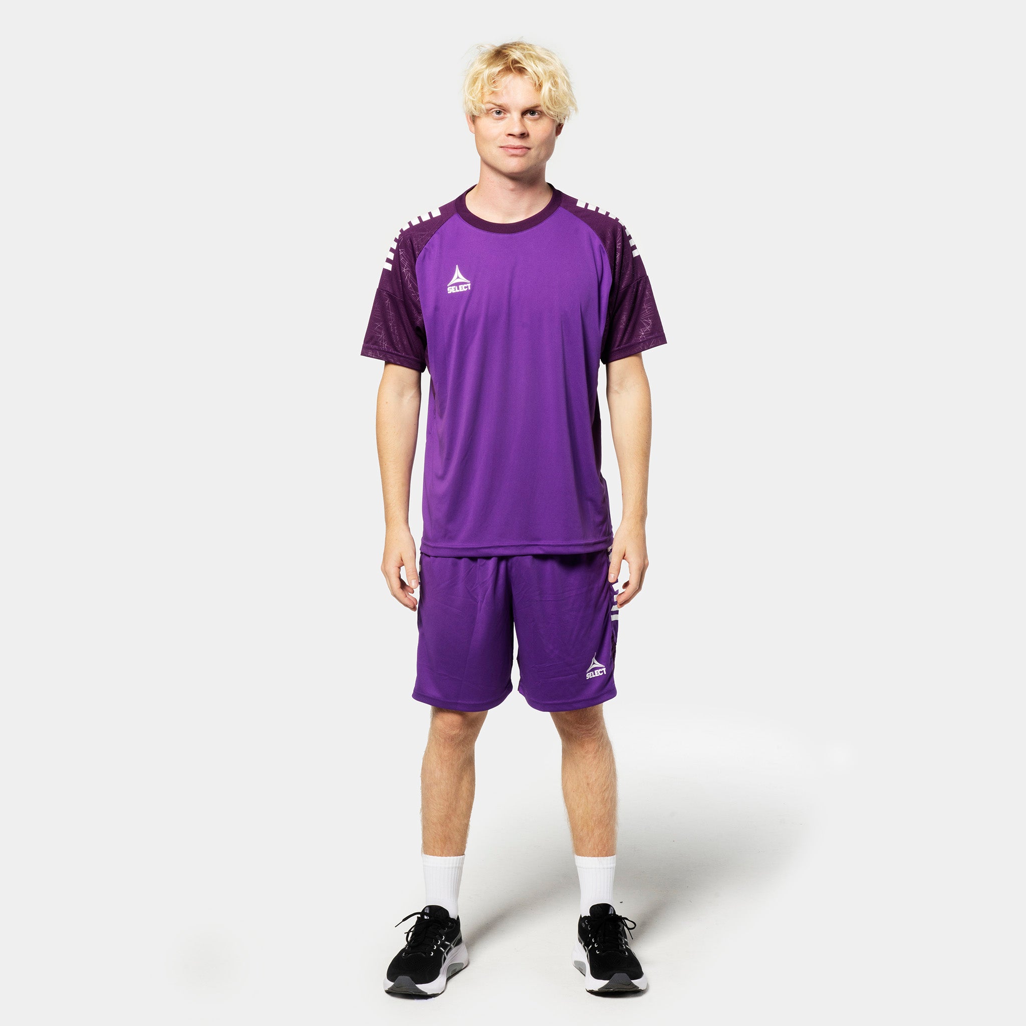 Mannlig fotballspiller i lilla Player shorts Spain v25 og matchende trøye, Match & Training wear, sett forfra.