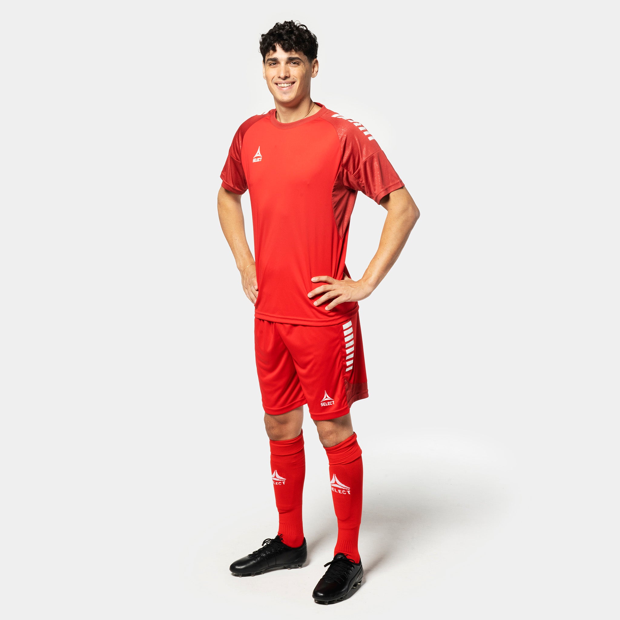 Mannlig fotballspiller i røde Player shorts Spain v25, Match & Training wear, med hvite sidestriper, sett forfra.