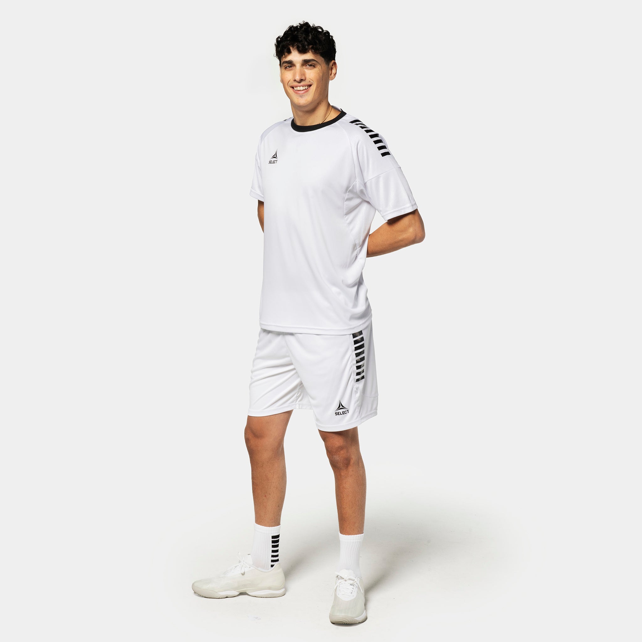 Mannlig fotballspiller i hvite Player shorts Spain v25 med sorte detaljer, Match & Training wear, sett forfra.
