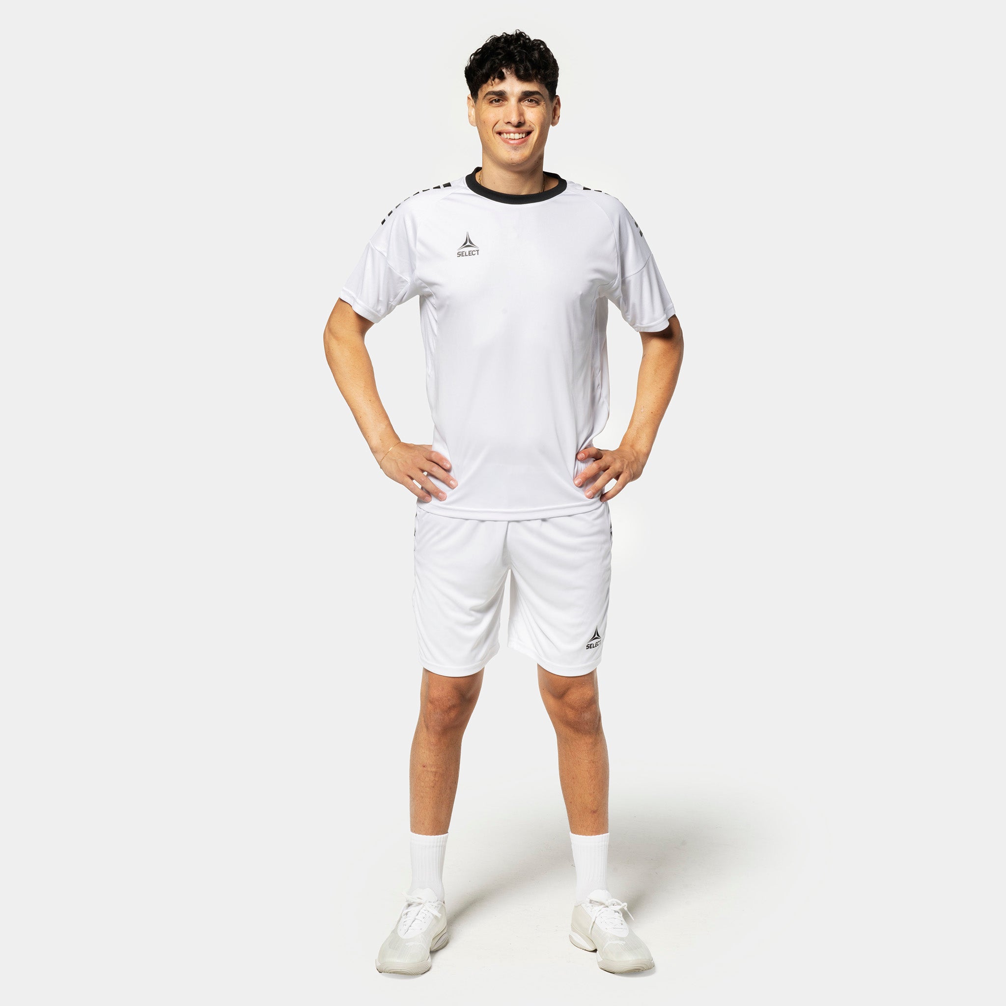 Mannlig fotballspiller i hvite Player shorts Spain v25 og matchende trøye, Match & Training wear, forfra.