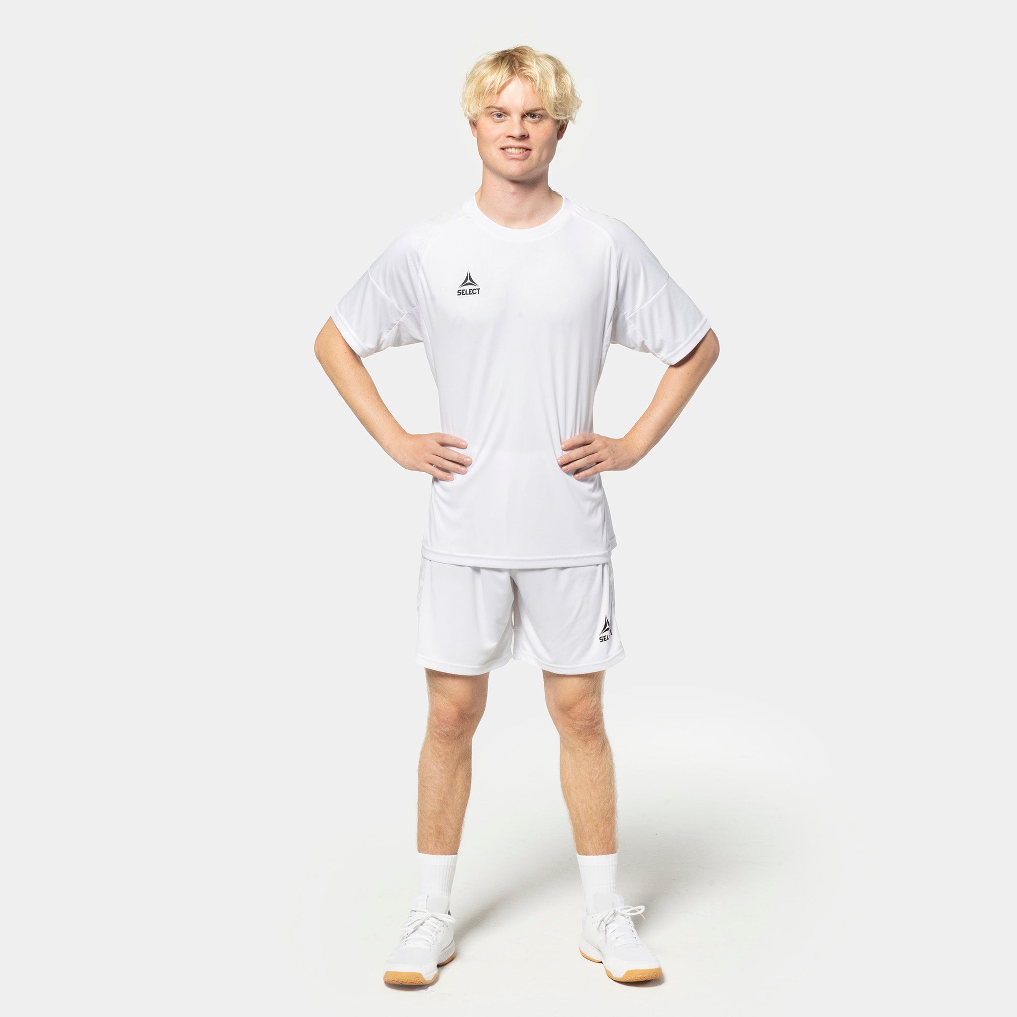 Mannlig fotballspiller i hvite Player shorts Spain v25 og matchende trøye, Match & Training wear, forfra.