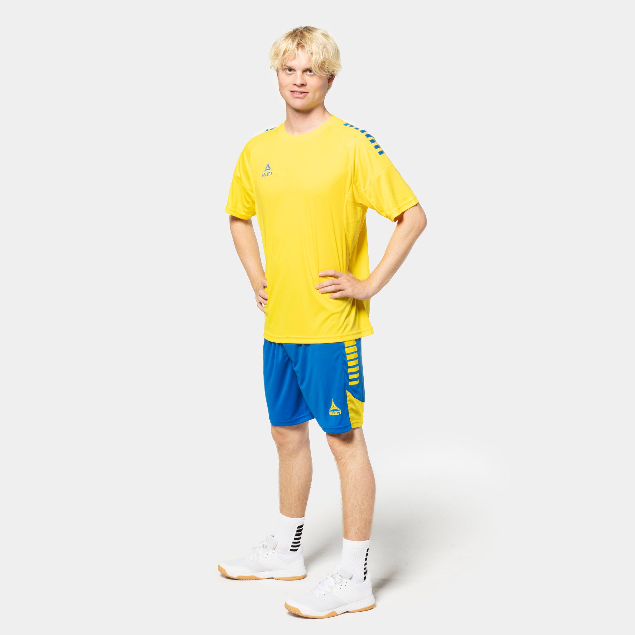 Mannlig fotballspiller i gul trøye og blå Player shorts Spain v25, Match & Training wear, sett forfra.