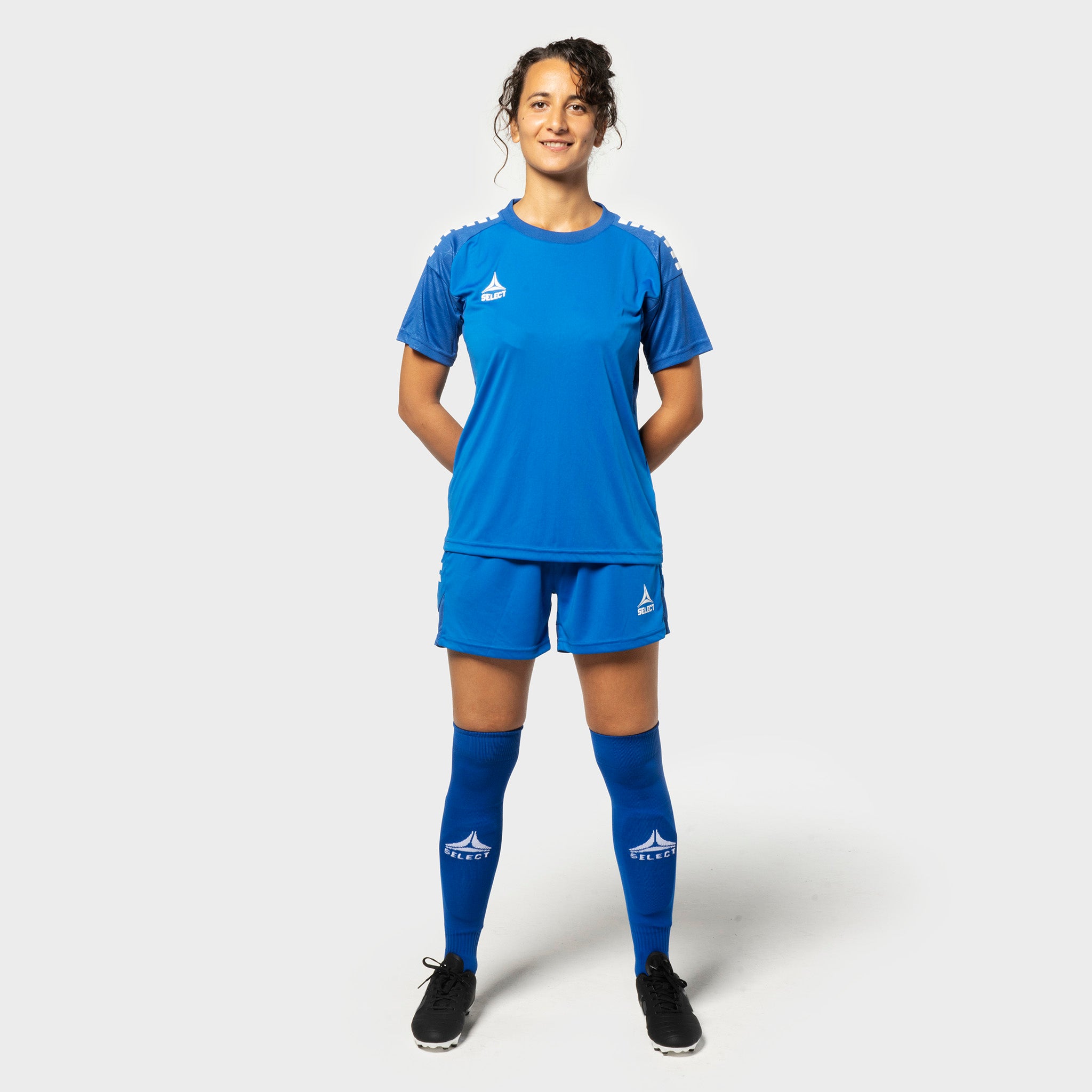 Kvinnelig fotballspiller i blå-hvit Spania v25 trøye & shorts, kamp- og treningstøy, forfra