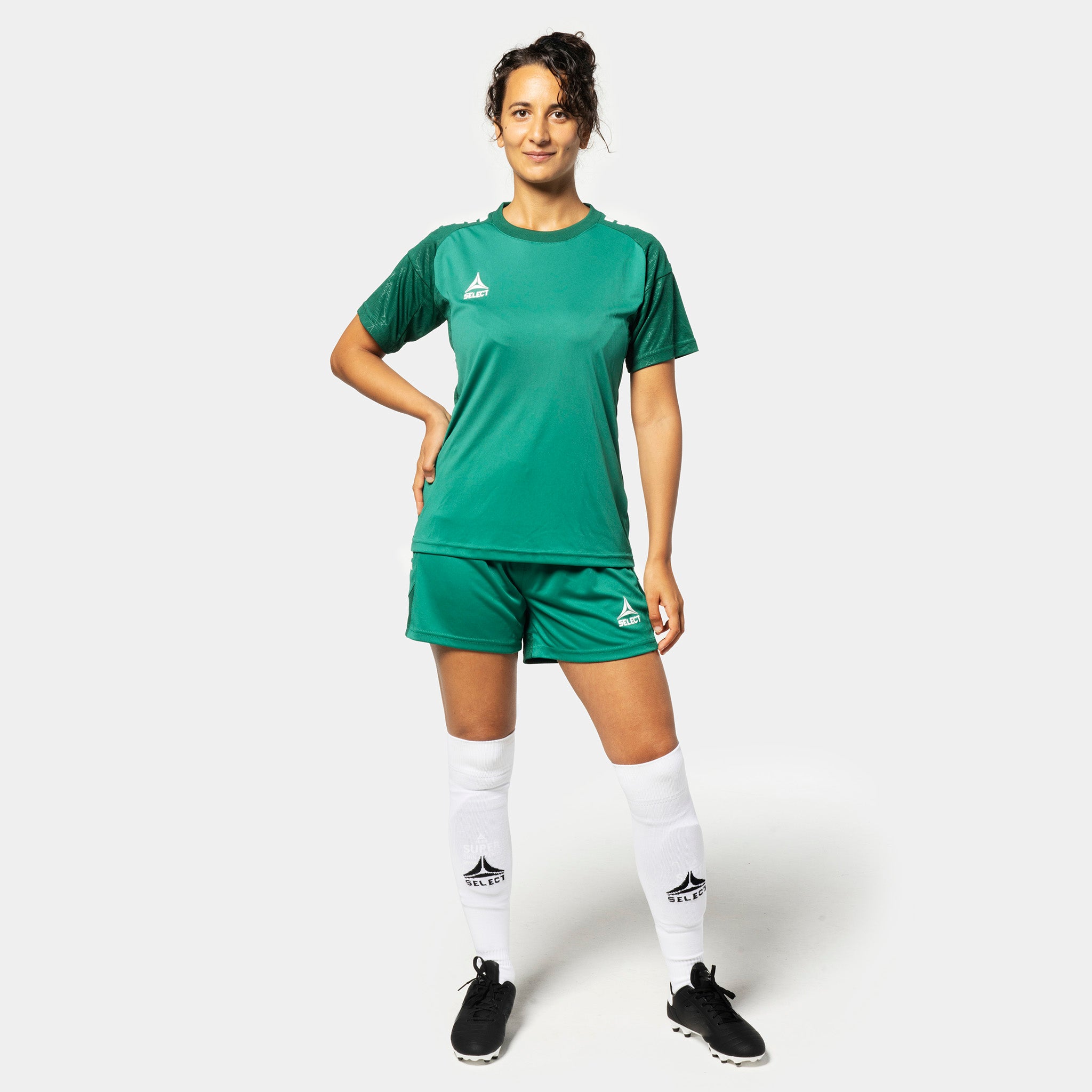 Kvinnelig fotballspiller i grønn og hvit Player shirt S/S Spain woman v25 og shorts v25, Match & Training wear, sett forfra
