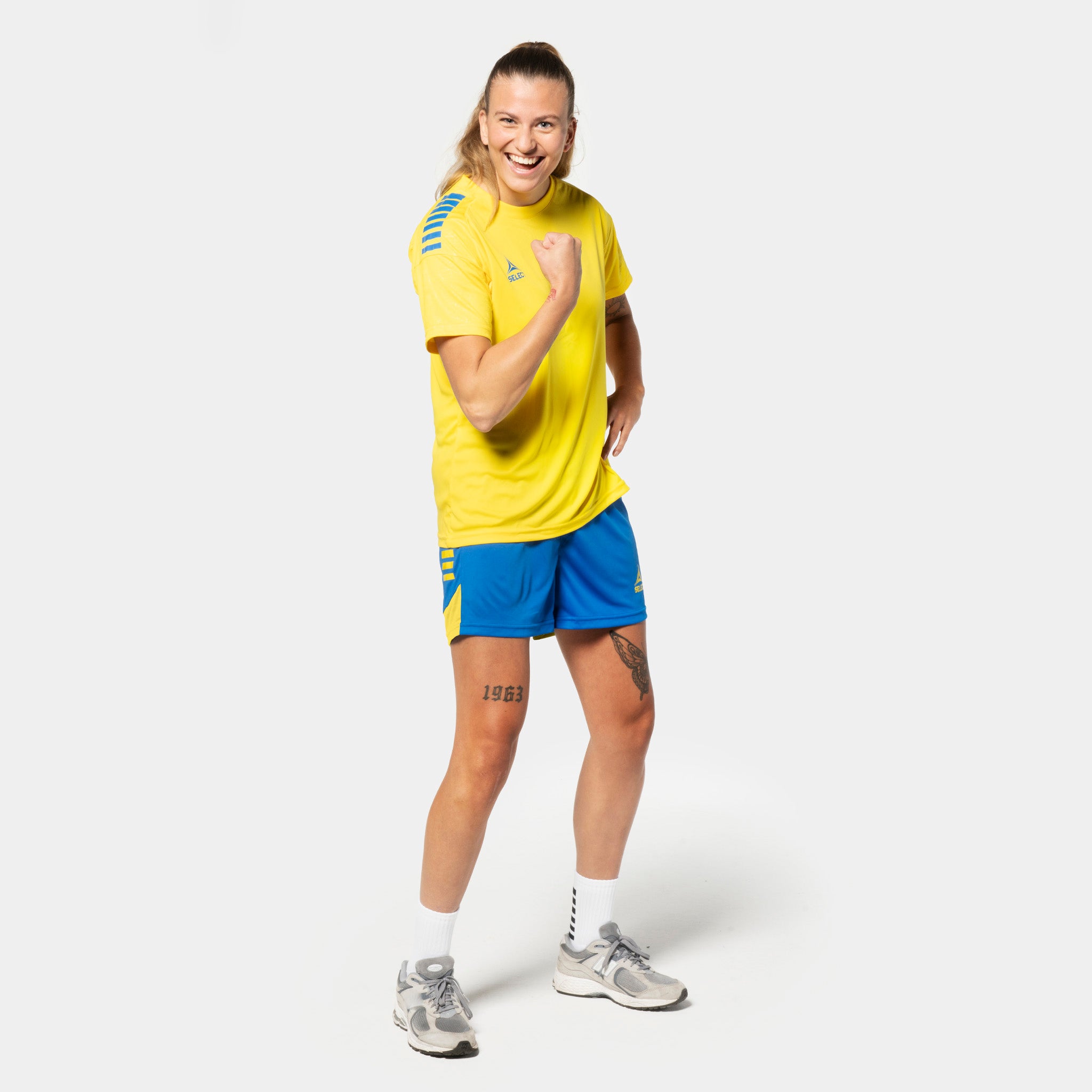 Kvinnelig fotballspiller i gul Player shirt S/S Spain woman v25, blå Player shorts Spain woman v25, Match & Training wear, forside