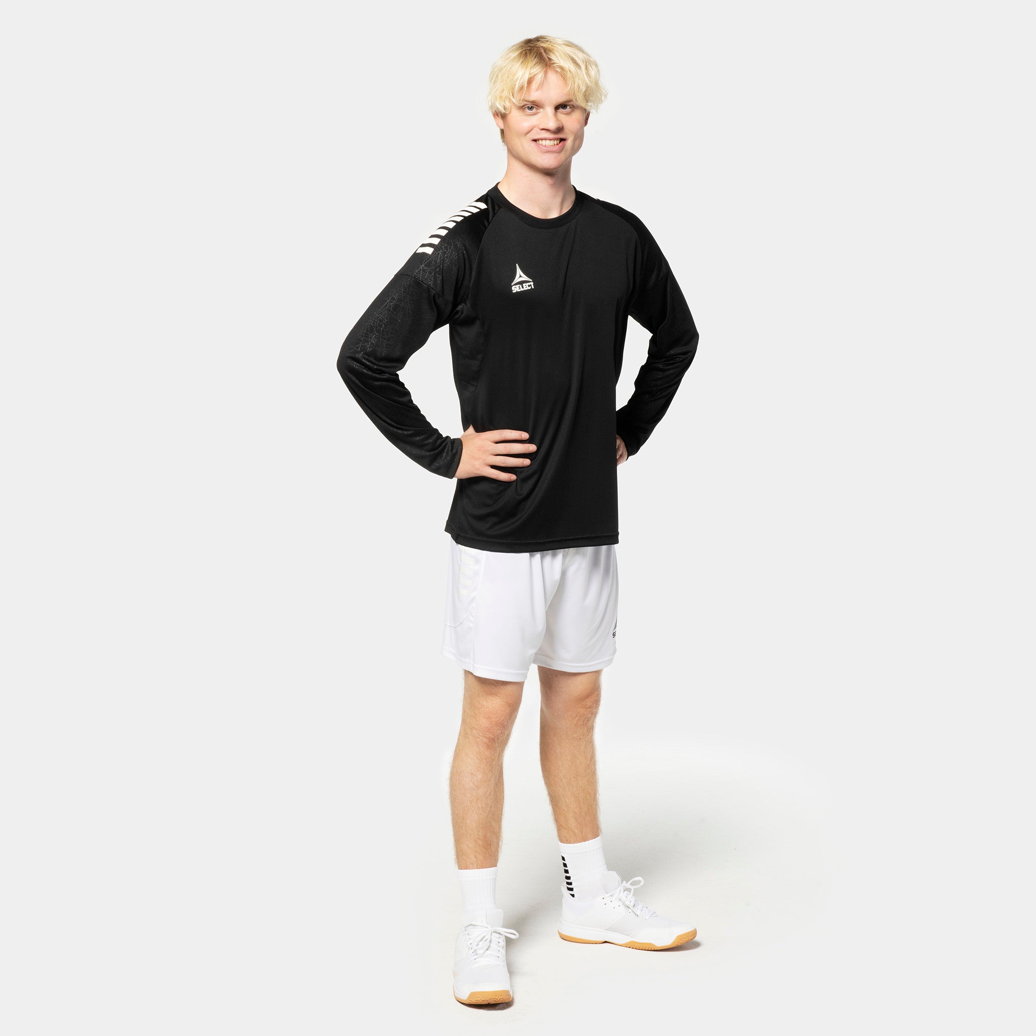 Mann i sort Player shirt L/S Spain v25, hvite shorts. Match & Training wear for fotballspillere.