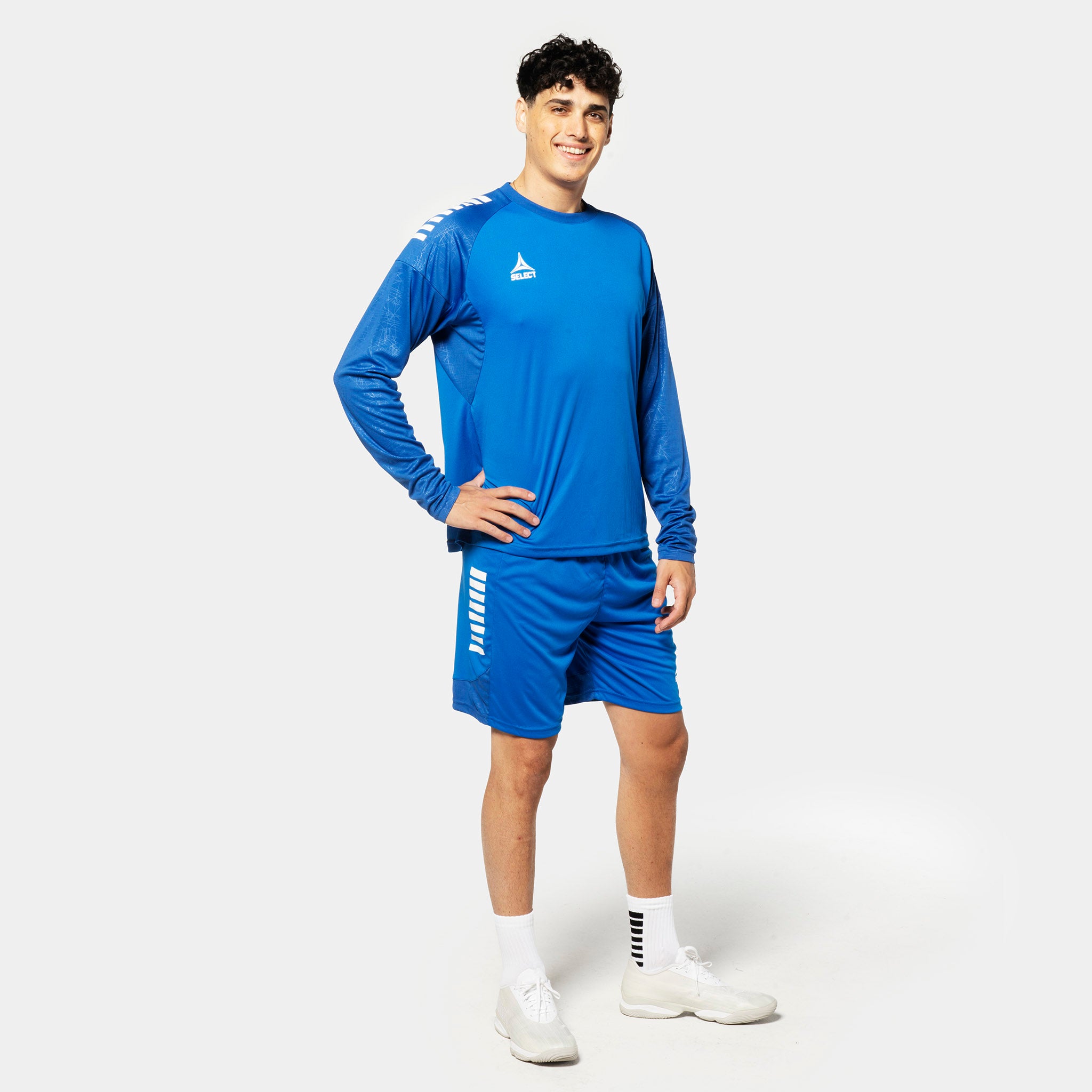 Mannlig fotballspiller i blå og hvit Player shirt L/S Spain v25, Match & Training wear.