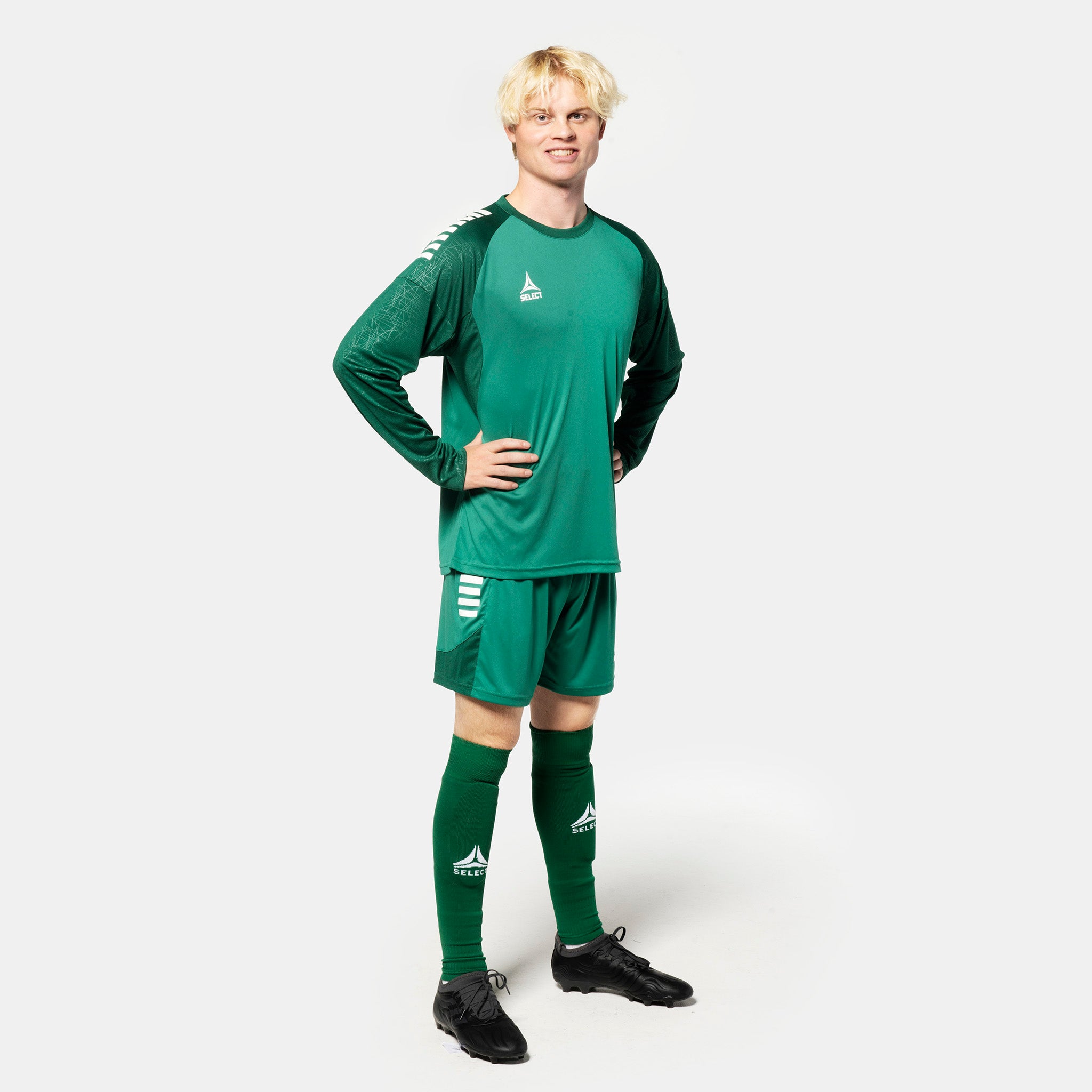 Mannlig fotballspiller i grønn og hvit Player shirt L/S Spain v25, Match & Training wear.