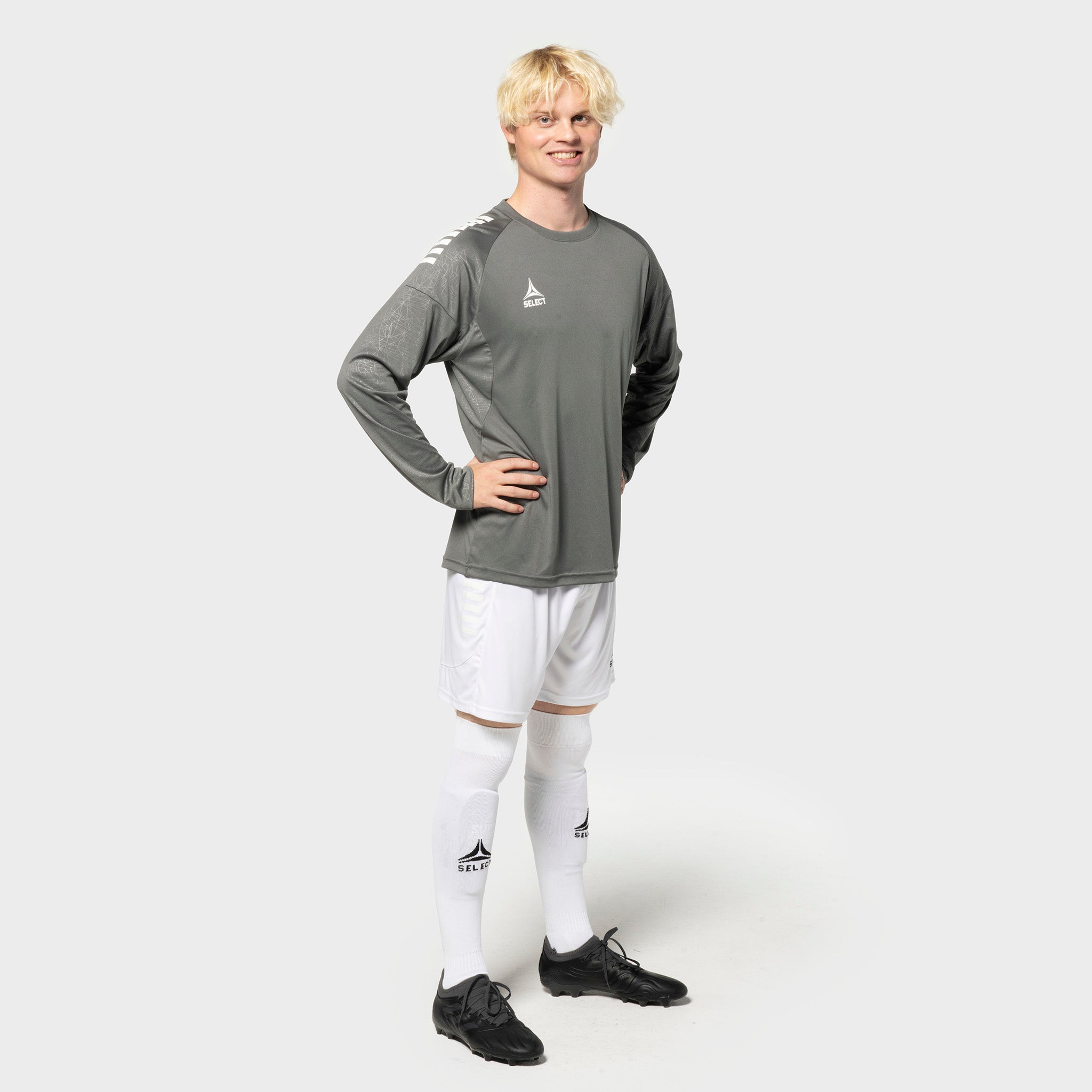 Mannlig fotballspiller i grå Player shirt L/S Spain v25 og hvite shorts, Match & Training wear.