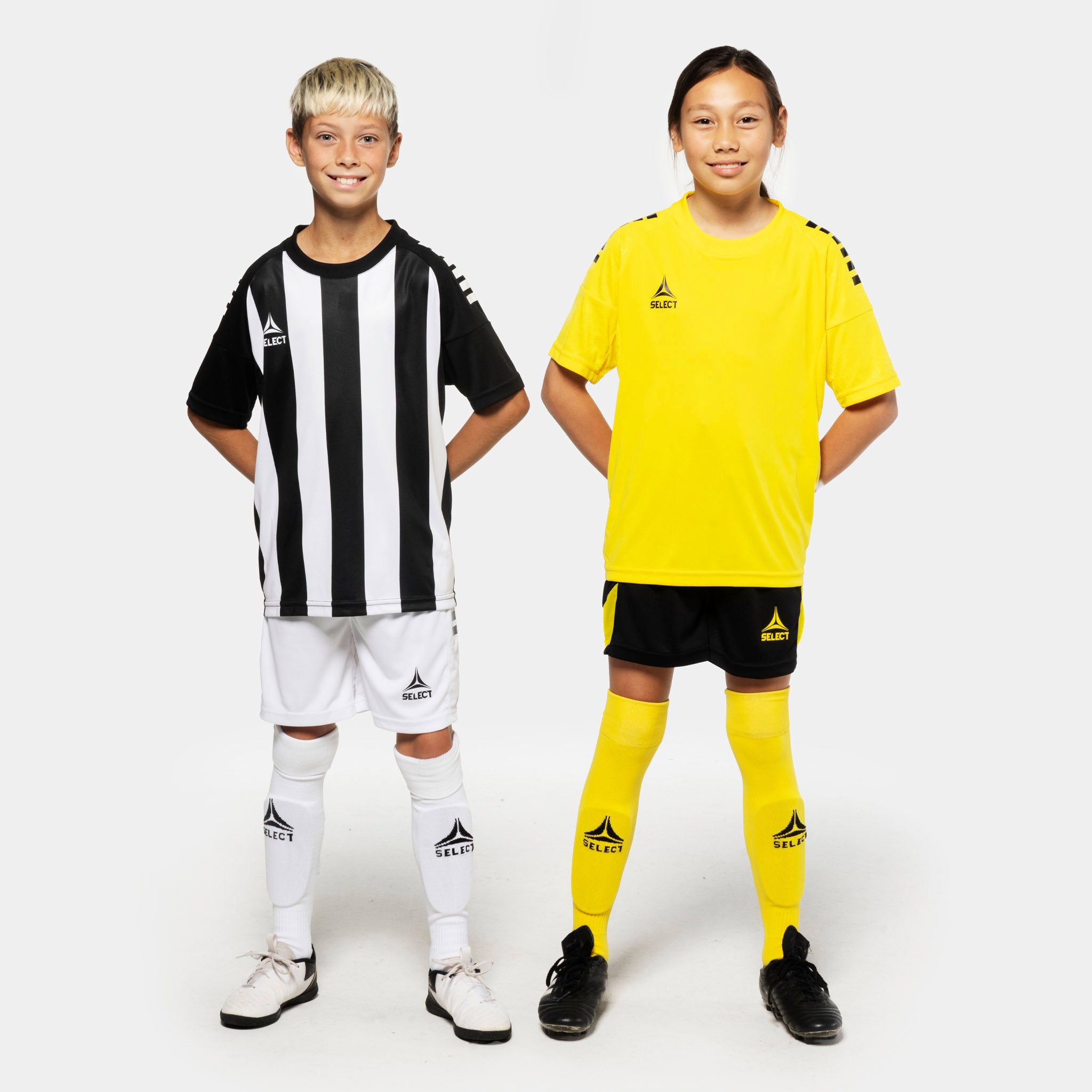 Gutter fotballspillere i Player shirt S/S Spain striped v25, Match & Training wear, sort/hvit og gult sett, forfra.