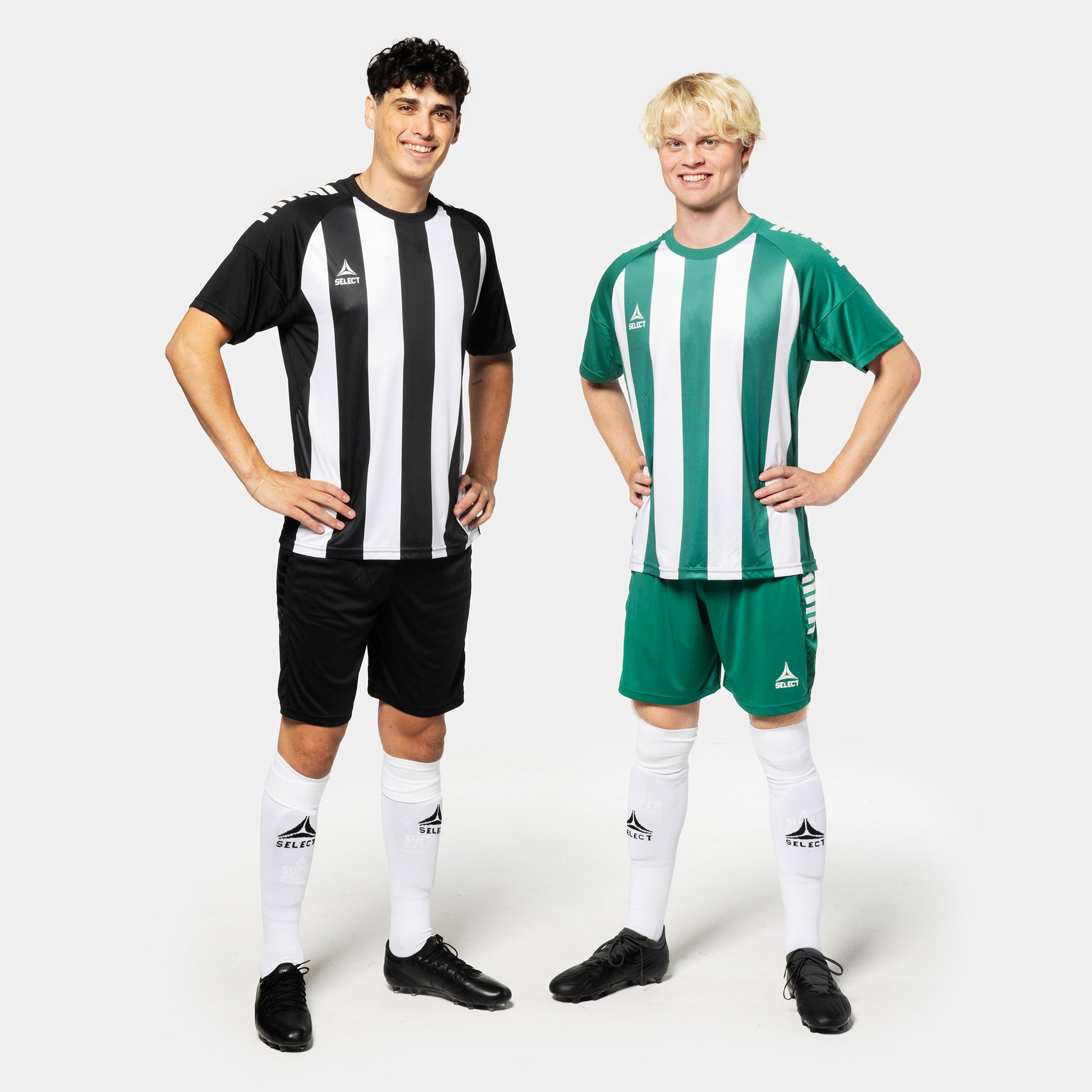 Mannlige fotballspillere i Player shirt S/S Spain striped v25, Match & Training wear, sort-hvit og grønn-hvit stripet