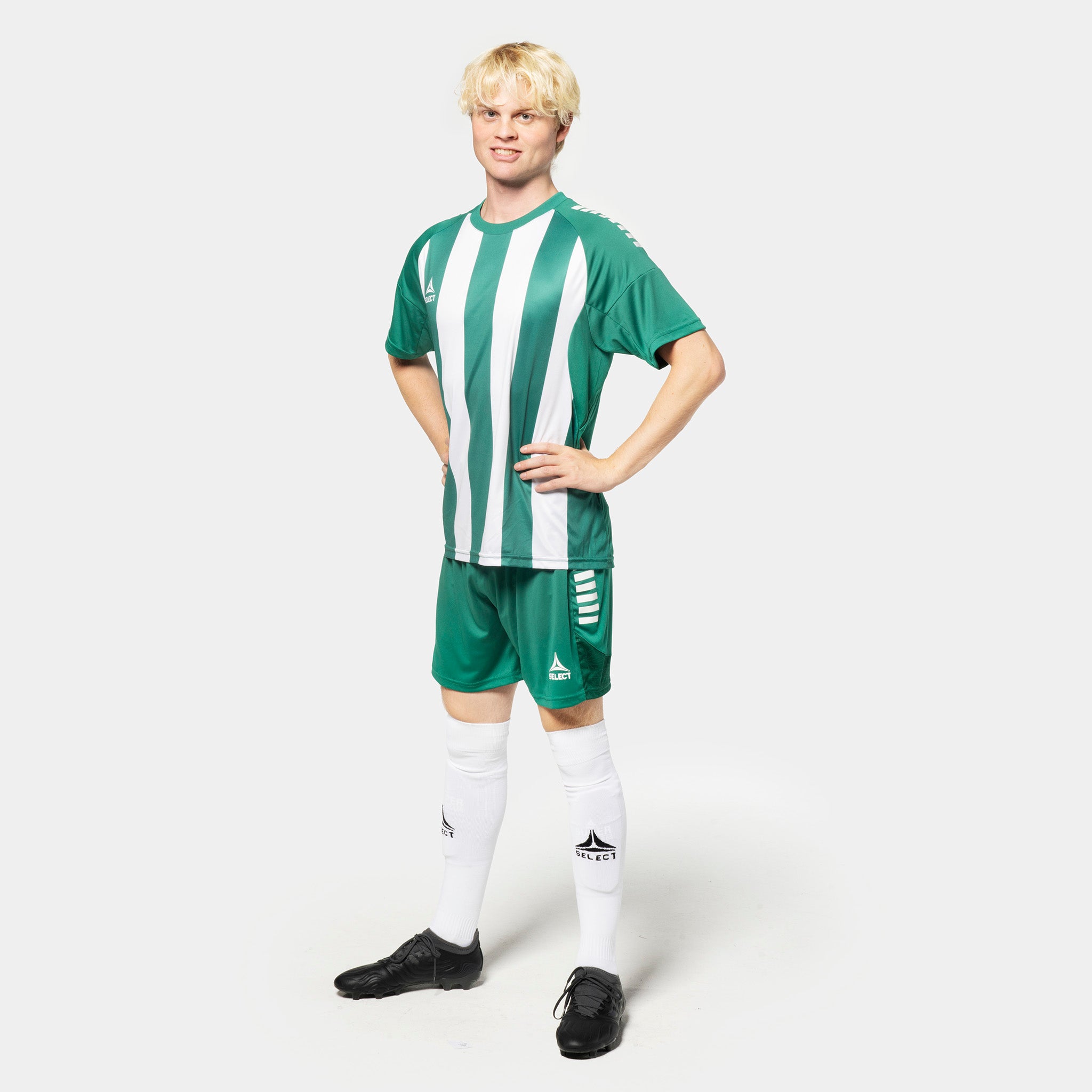 Mannlig fotballspiller i grønn og hvit stripet Player shirt S/S Spain striped v25, Match & Training wear