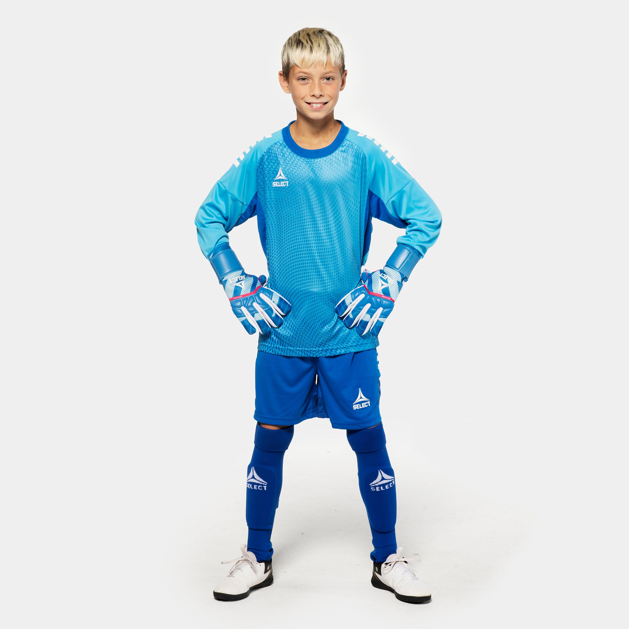 Gutt fotballspiller i lyseblå Goalkeeper shirt Spain v25, blå shorts og hansker – Match & Training wear.