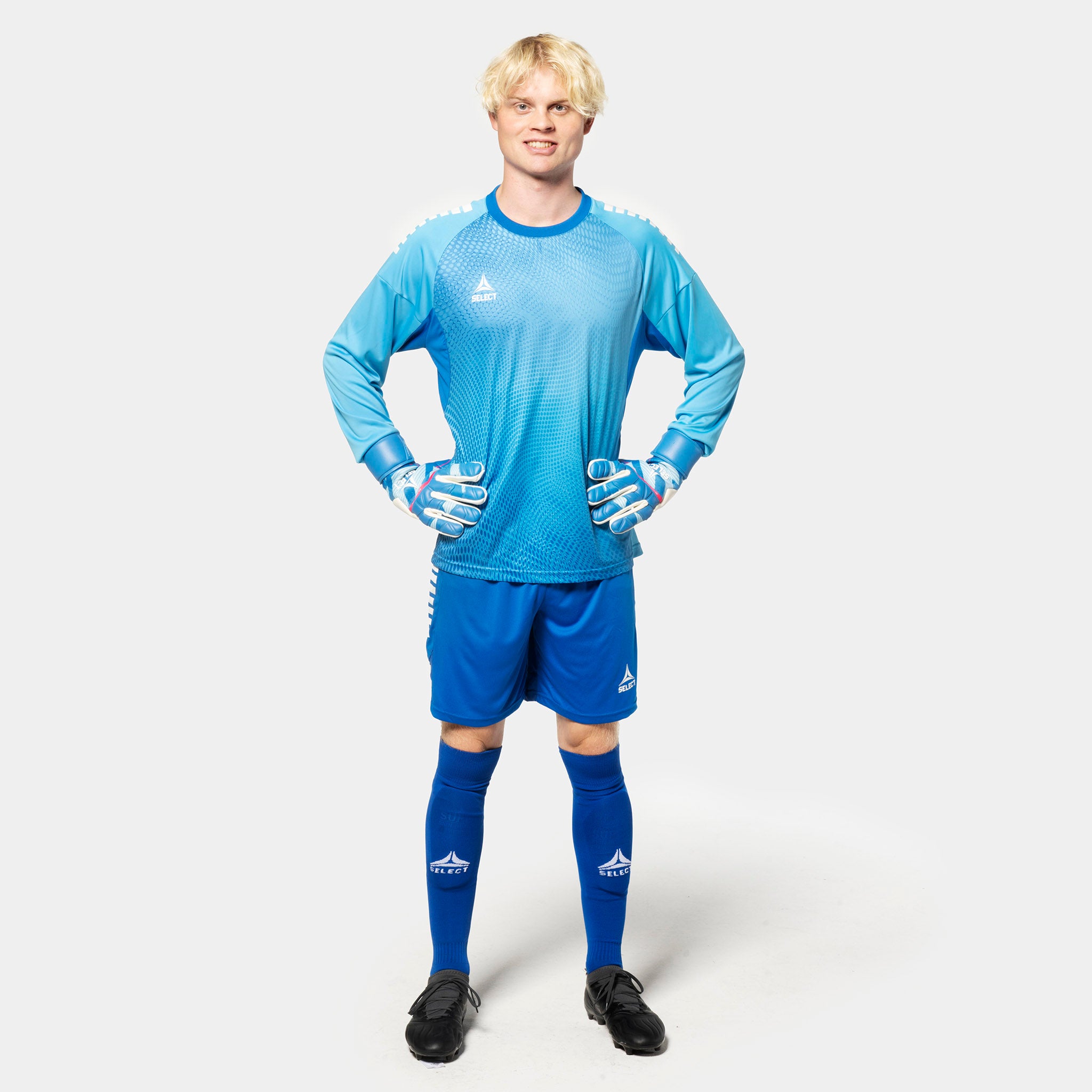 Mannlig fotballspiller i blå Player shorts Spain v25 keeperklær, sett forfra med lyseblå trøye og hansker.