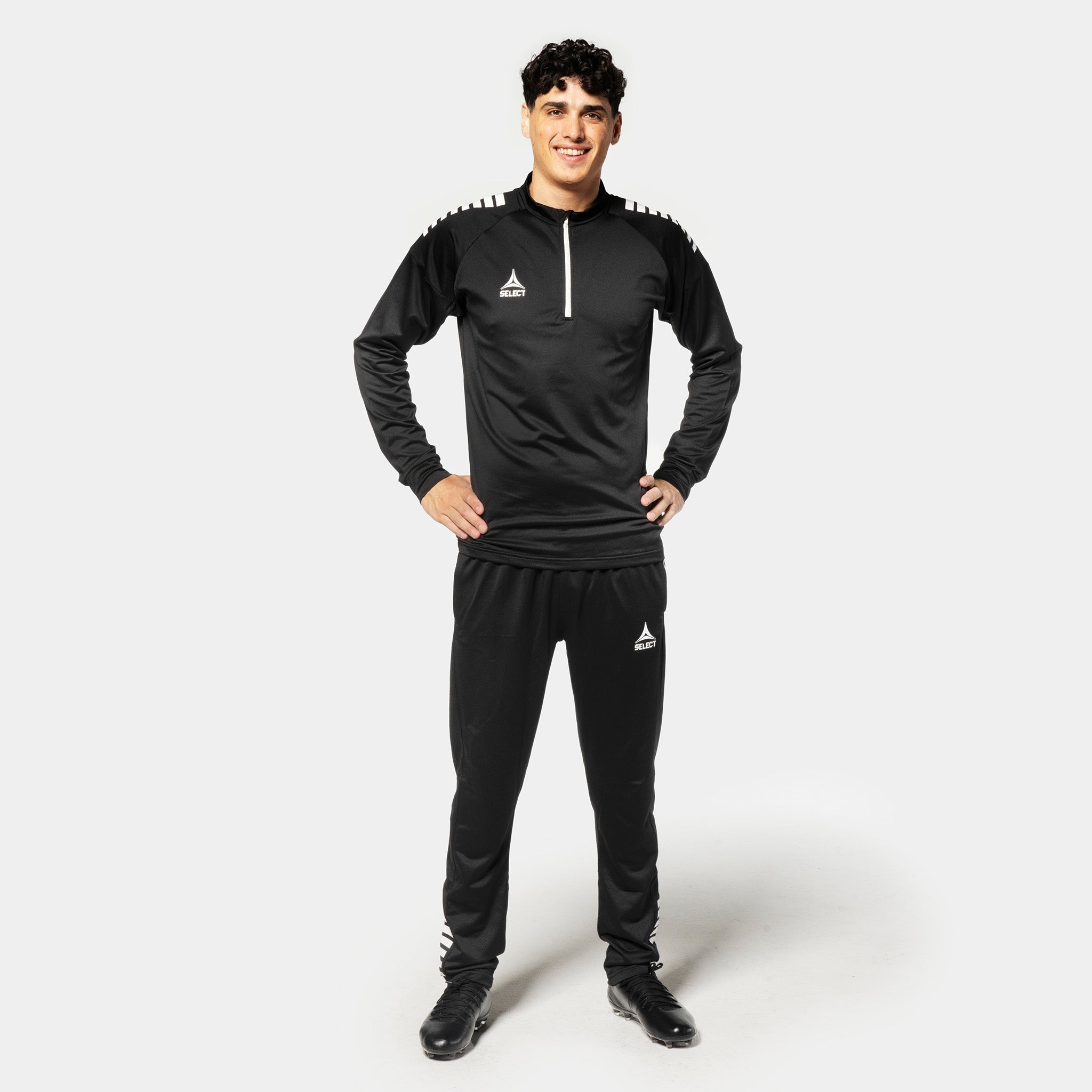 Mann i sort Training sweat 1/2 zip Spain v25, kamp- og treningstøy, sett forfra, fotballspiller