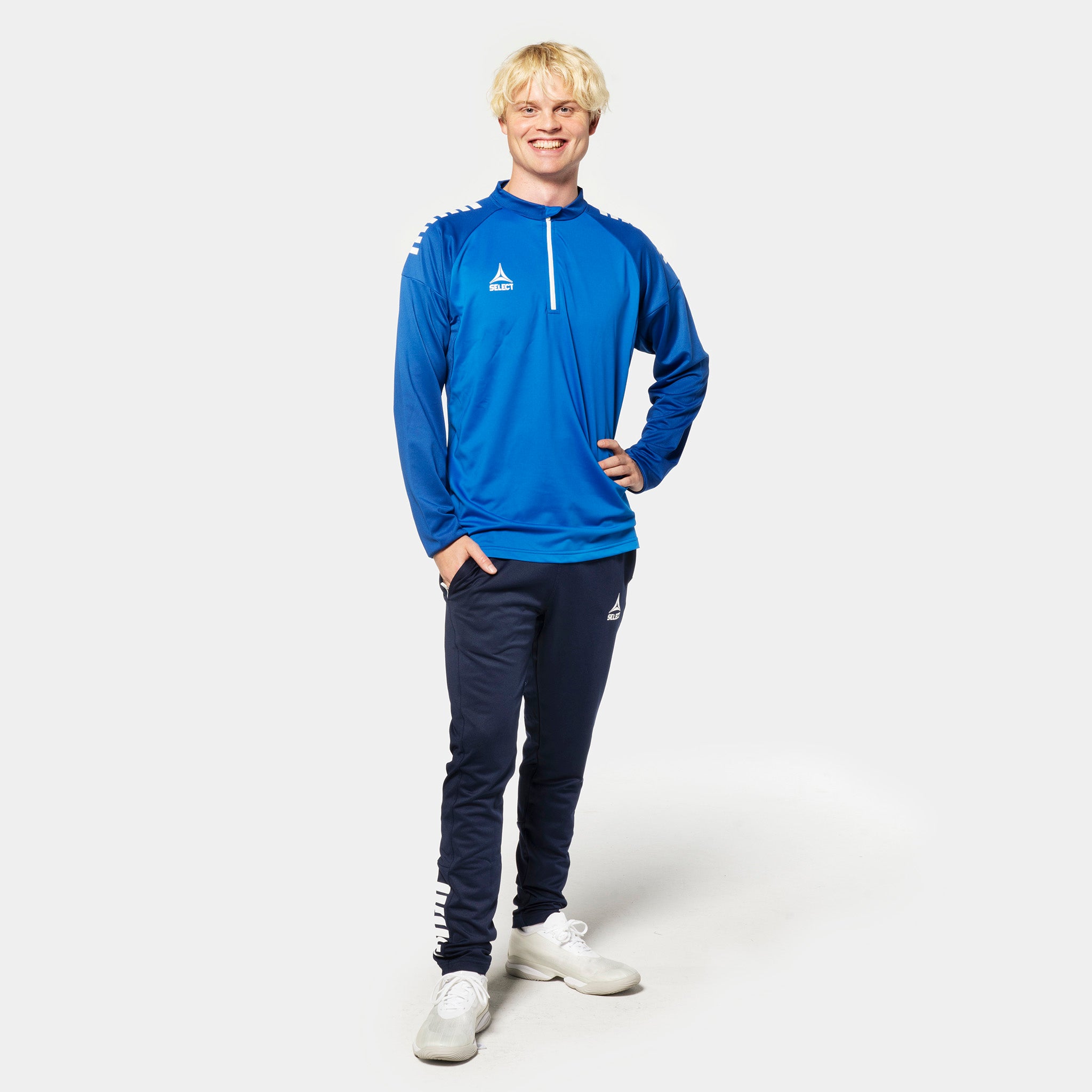Mannlig fotballspiller i blå/hvit Training sweat 1/2 zip Spain v25, Kamp- og treningstøy, marineblå bukser, forfra