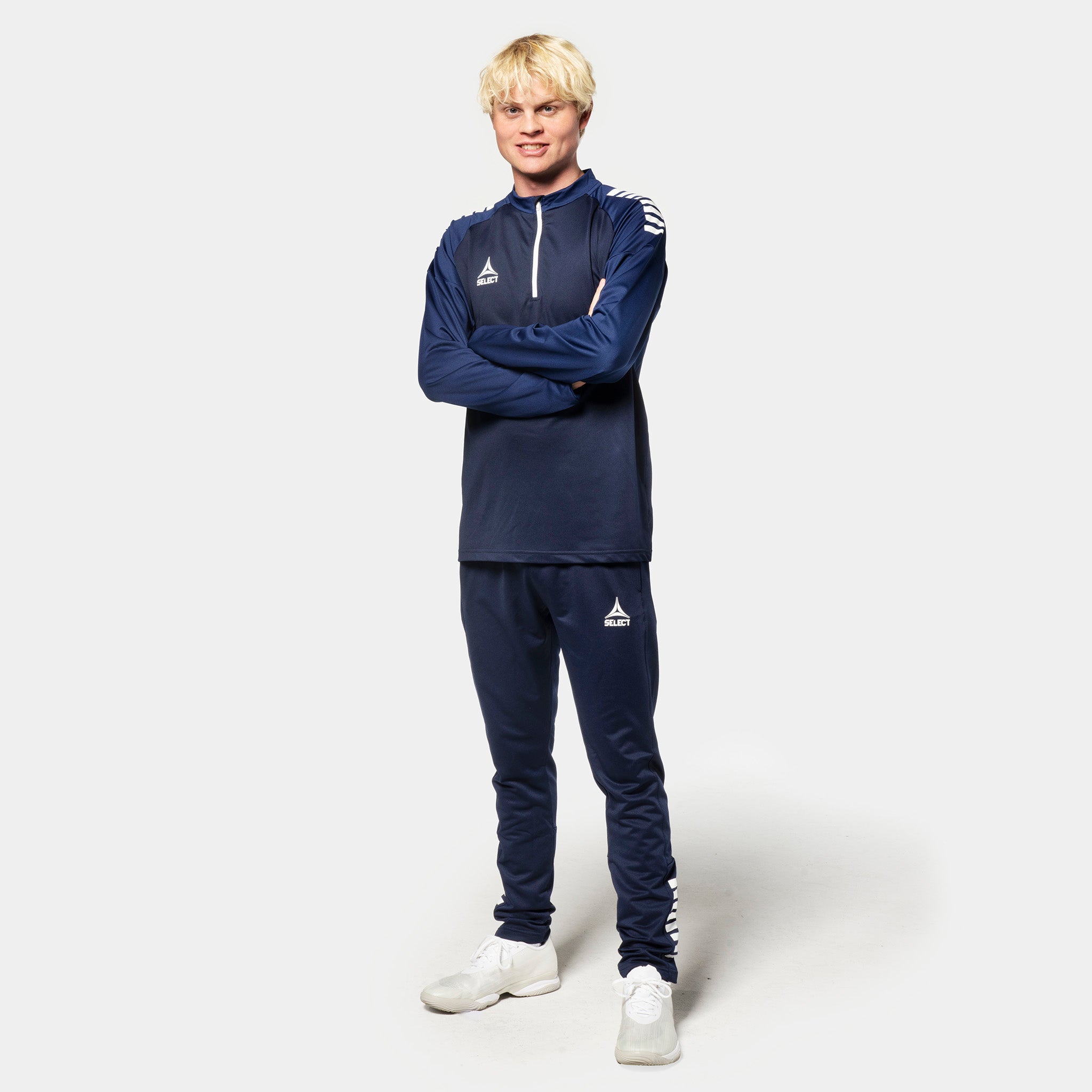 Mann, fotballspiller, i marineblå og hvit Training sweat 1/2 zip Spain v25, Kamp- og treningstøy, sett forfra