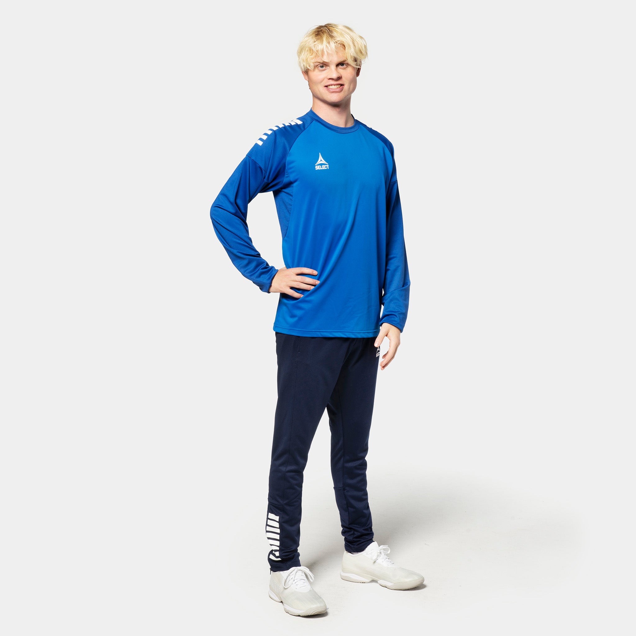 Mannlig fotballspiller i blå Training sweat Spain v25, marineblå bukser, Match & Training wear