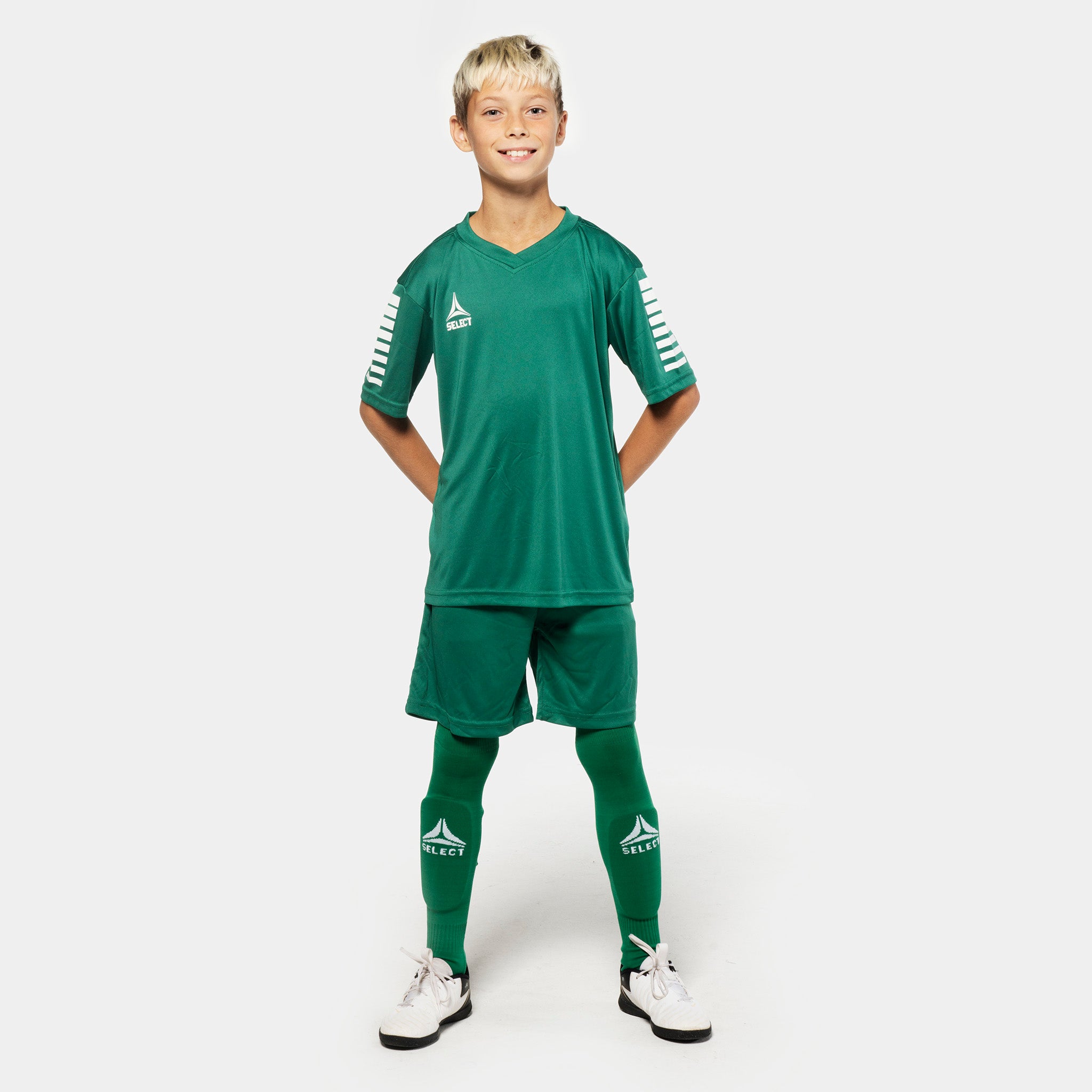Gutt fotballspiller i grønne Player shorts Pisa fra Match & Training wear, sett forfra.