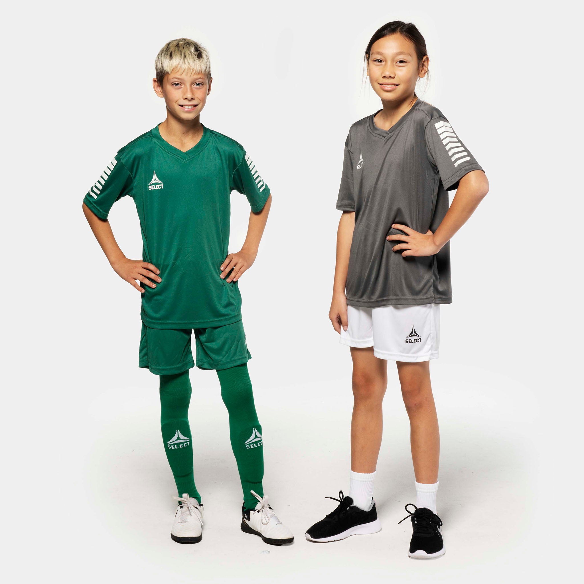 Gutt fotballspiller i grønne Player shorts Pisa, jente i hvite. Match & Training wear, forfra.