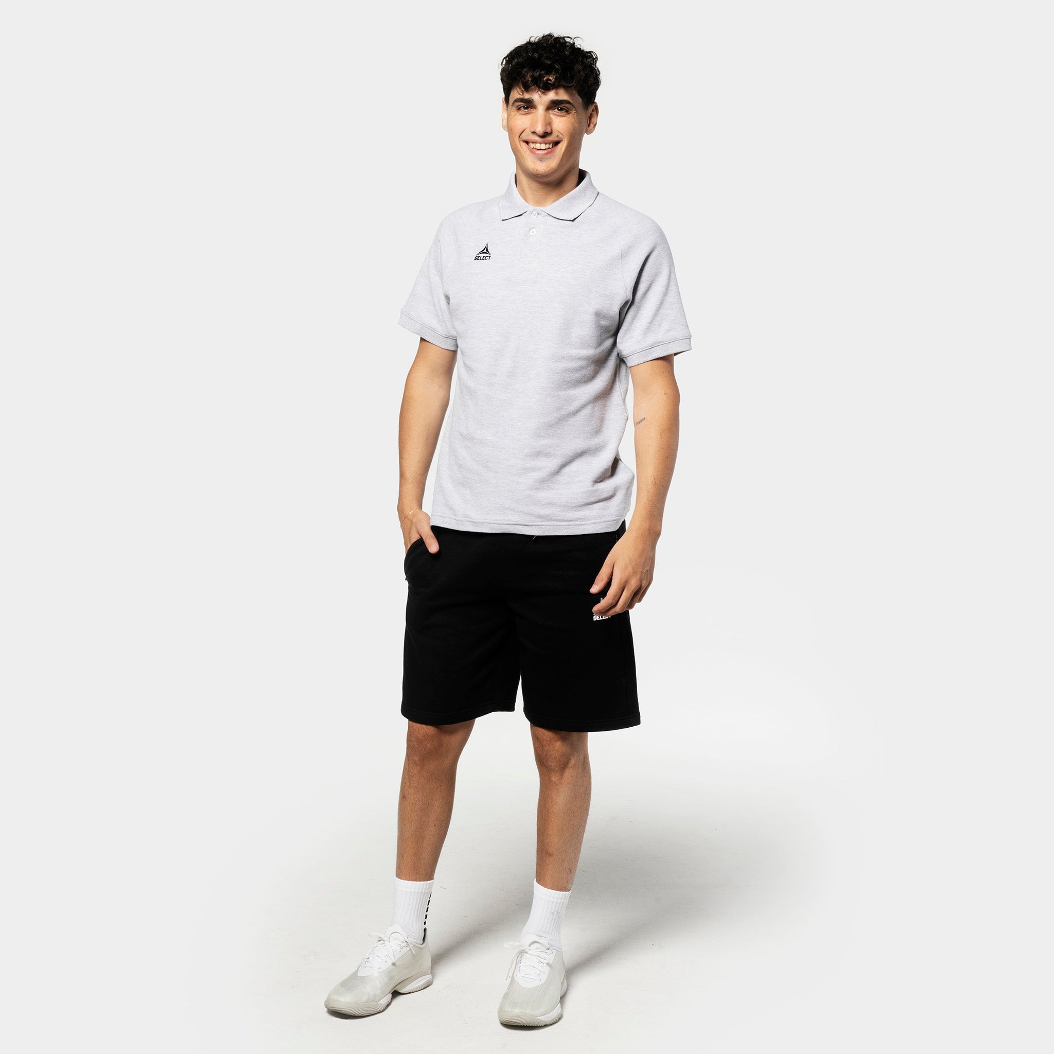 Mann i grå polo og sorte Sweat shorts Oxford v25, fritidsklær, sett forfra.