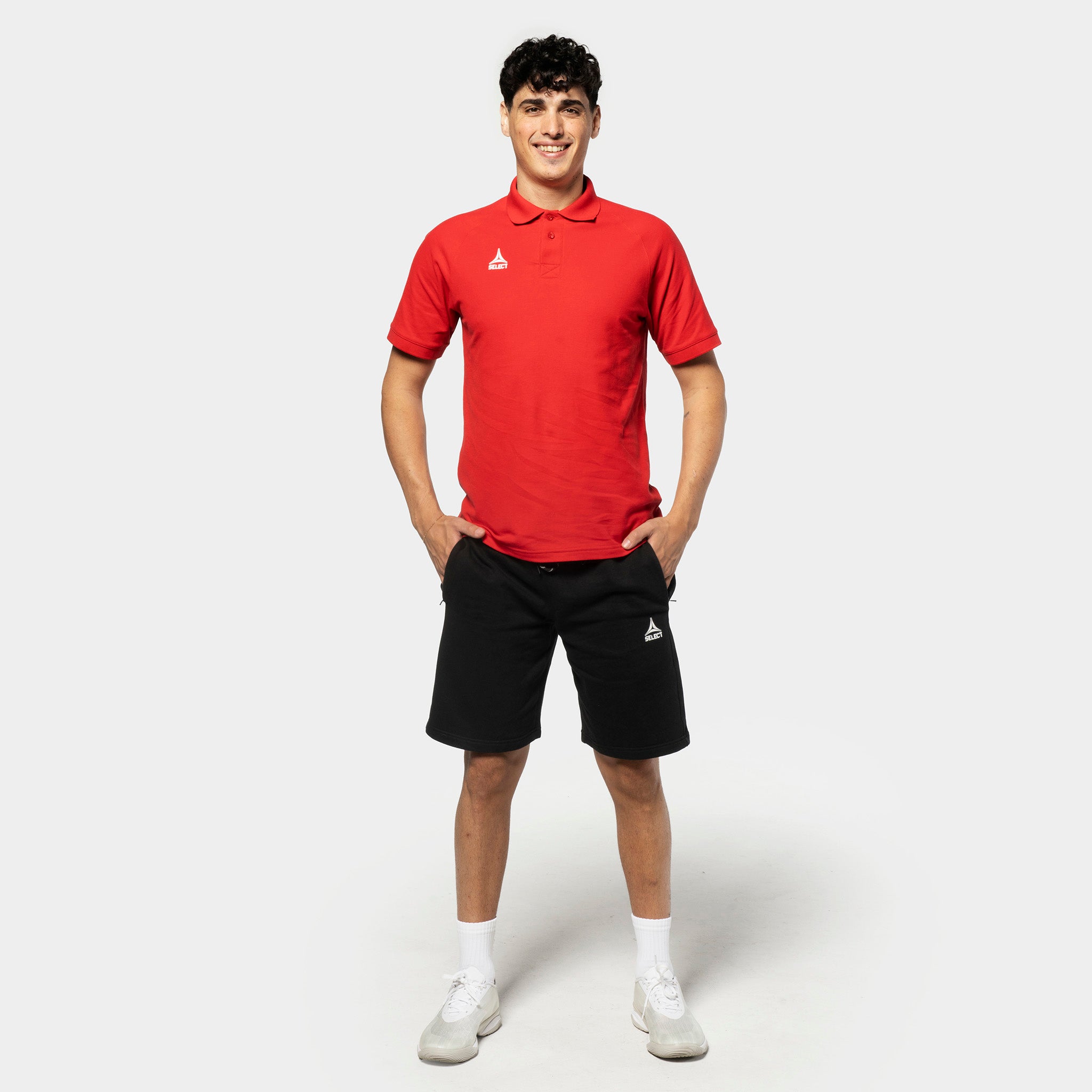 Mann i rød polo og sorte Sweat shorts Oxford v25, fritidsklær, fotballspiller forfra.
