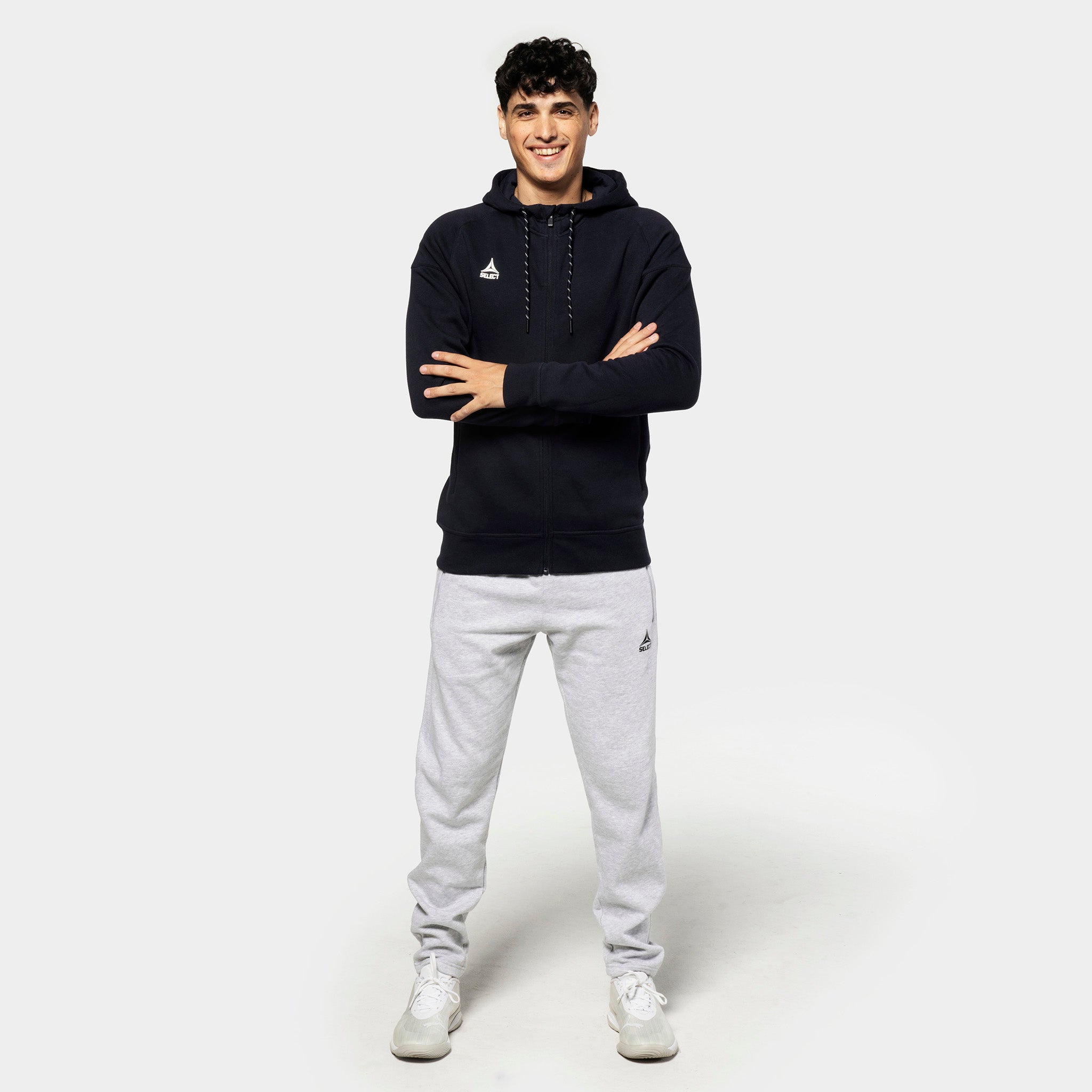 Mann i sort zip hettegenser og grå Sweat pants Oxford v25, fritidsklær, forfra.