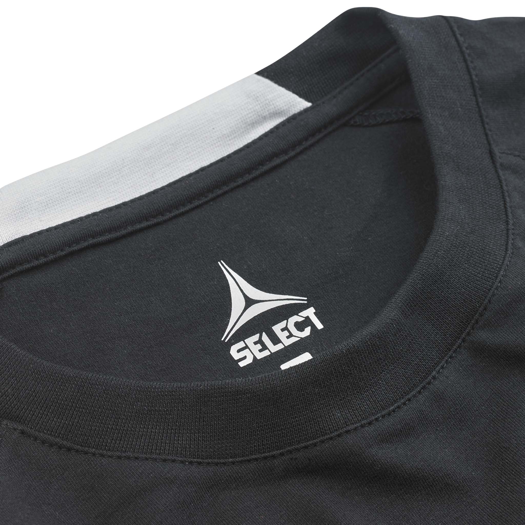 Nærbilde av sort T-Shirt Oxford woman v25 fritidsklær med hvit Select-logo og ribbet halskant.