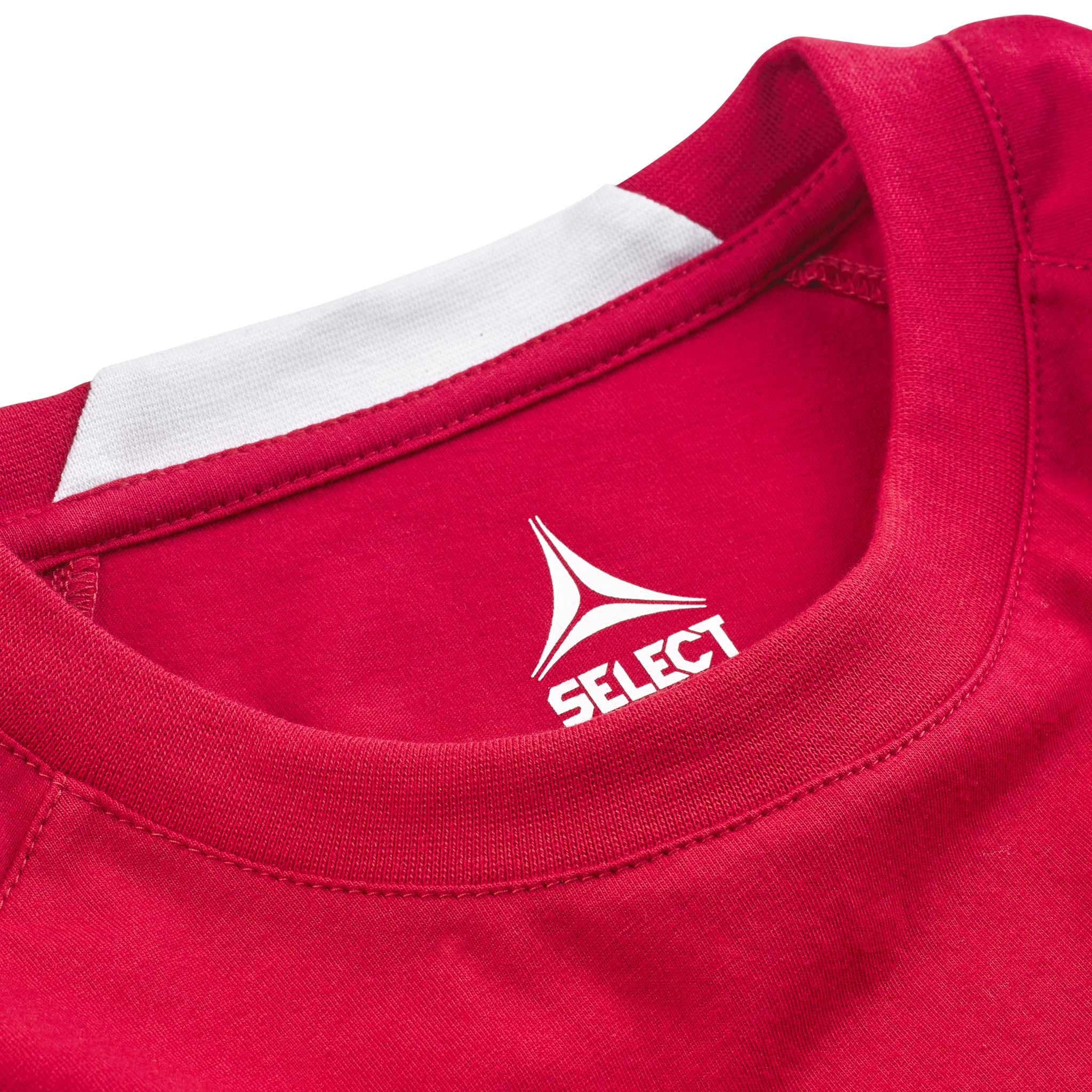 Nærbilde av rød T-Shirt Oxford woman v25 fritidsklær med hvit Select-logo og halsdetalj.