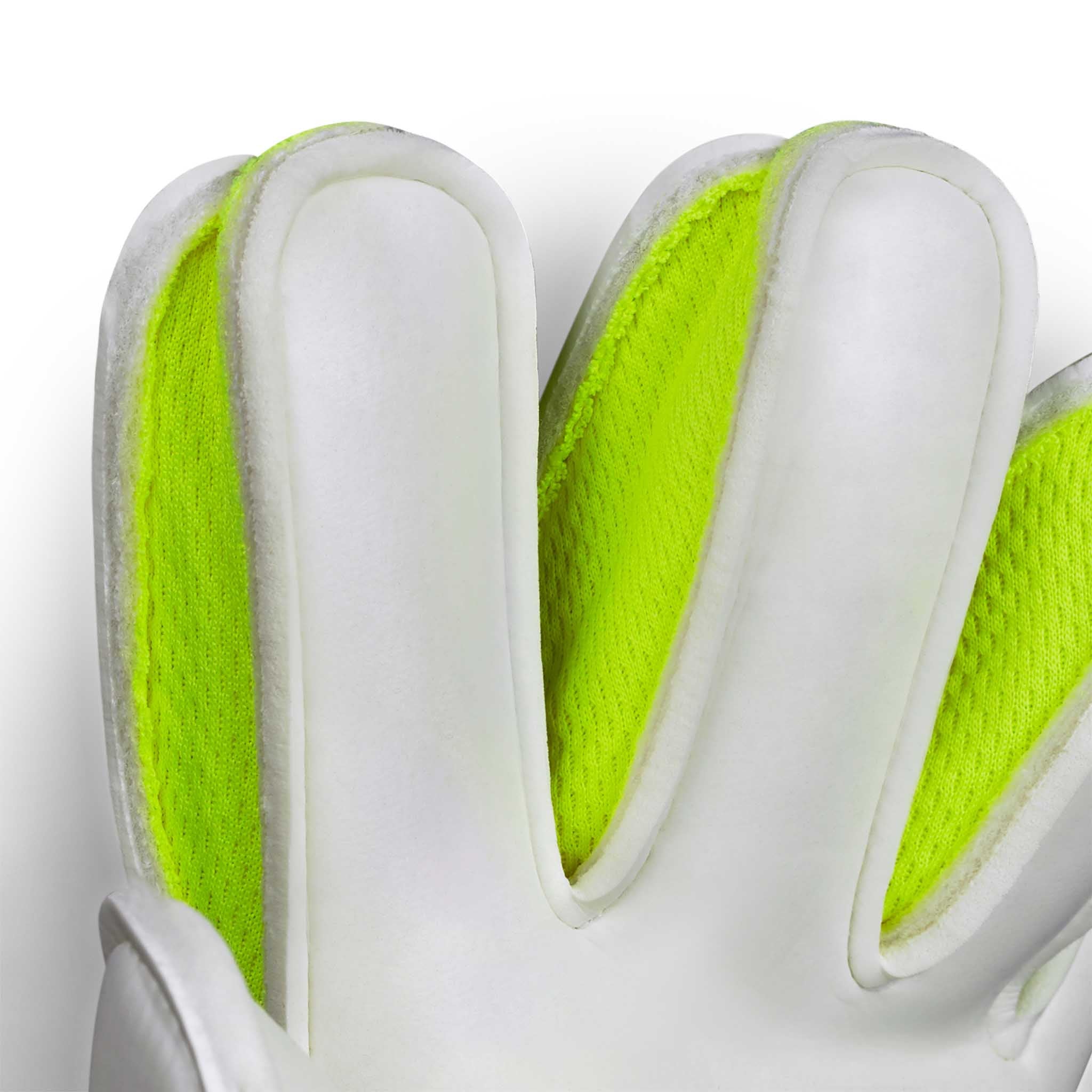 Nærbilde av GK gloves 03 Kids v26 keeperhansker med hvit fingerpolstring og neongul mesh-detalj.