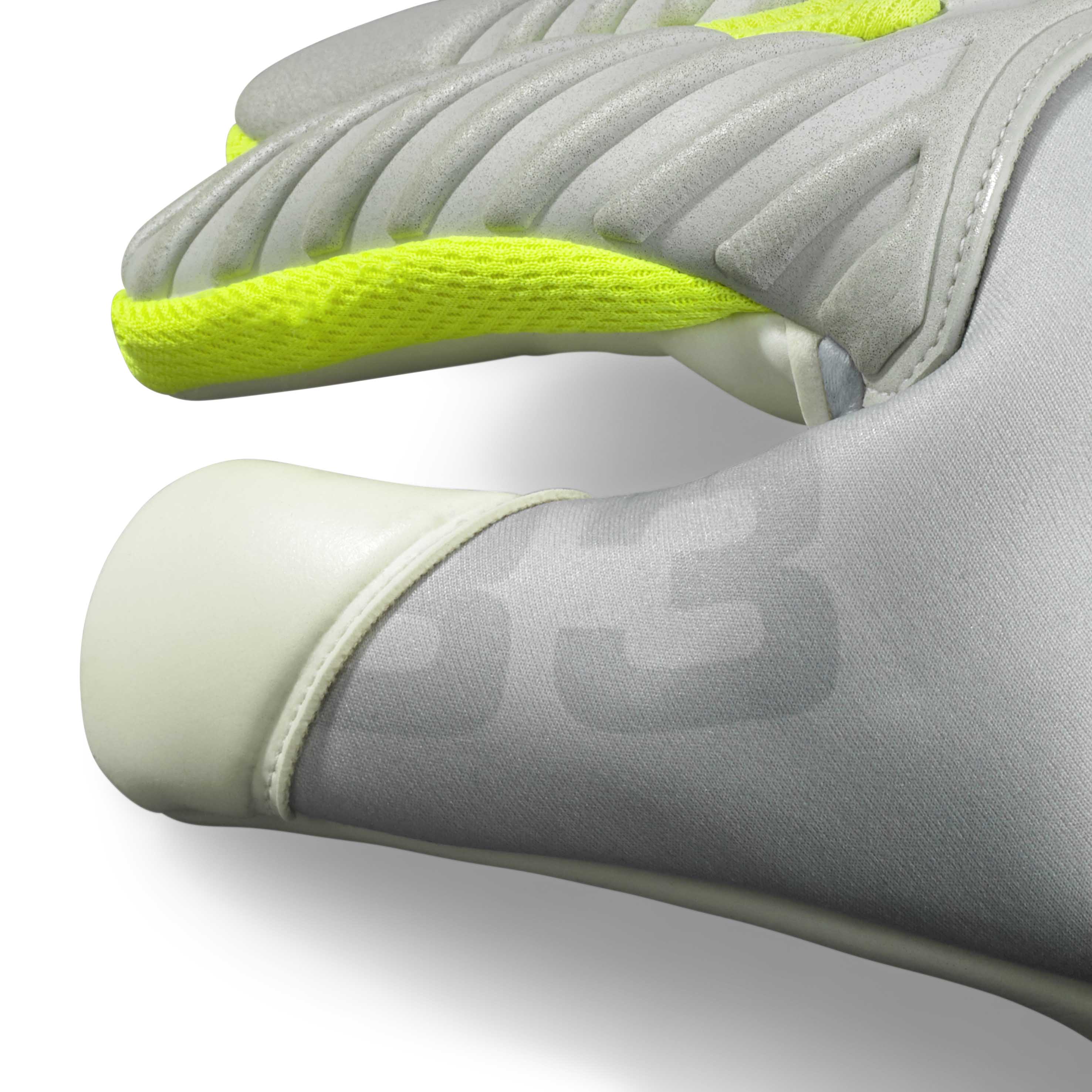 Nærbilde av grå GK gloves 33 Allround v26 keeperhansker med neongule fingerdetaljer.