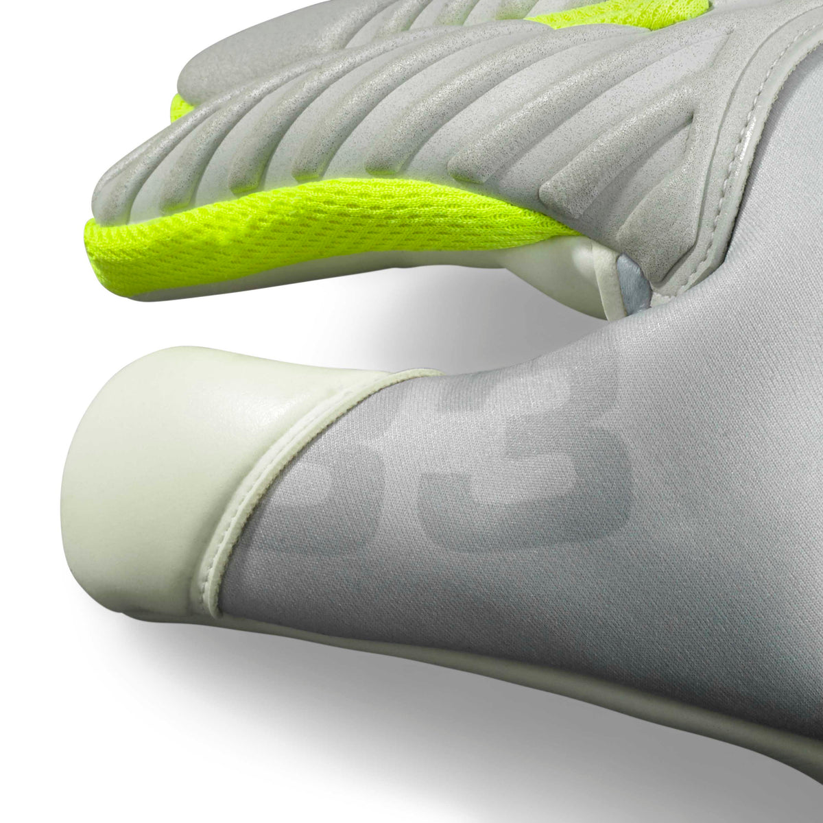 Nærbilde av grå GK Glove 33 Allround v26 keeperhansker i fotball med neongule detaljer og polstring