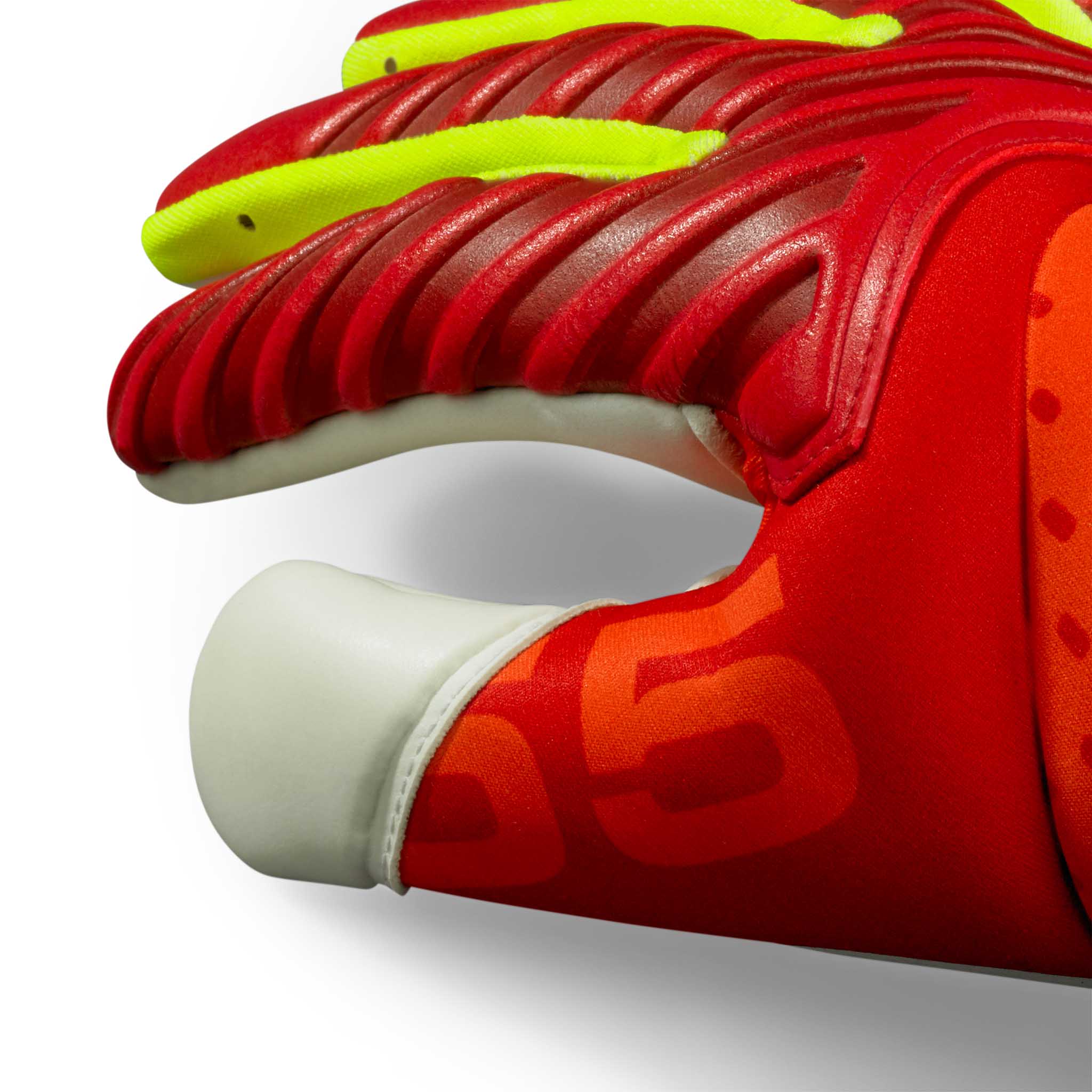 Nærbilde av røde GK gloves 55 Extra Force v26 keeperhansker med gule og hvite detaljer