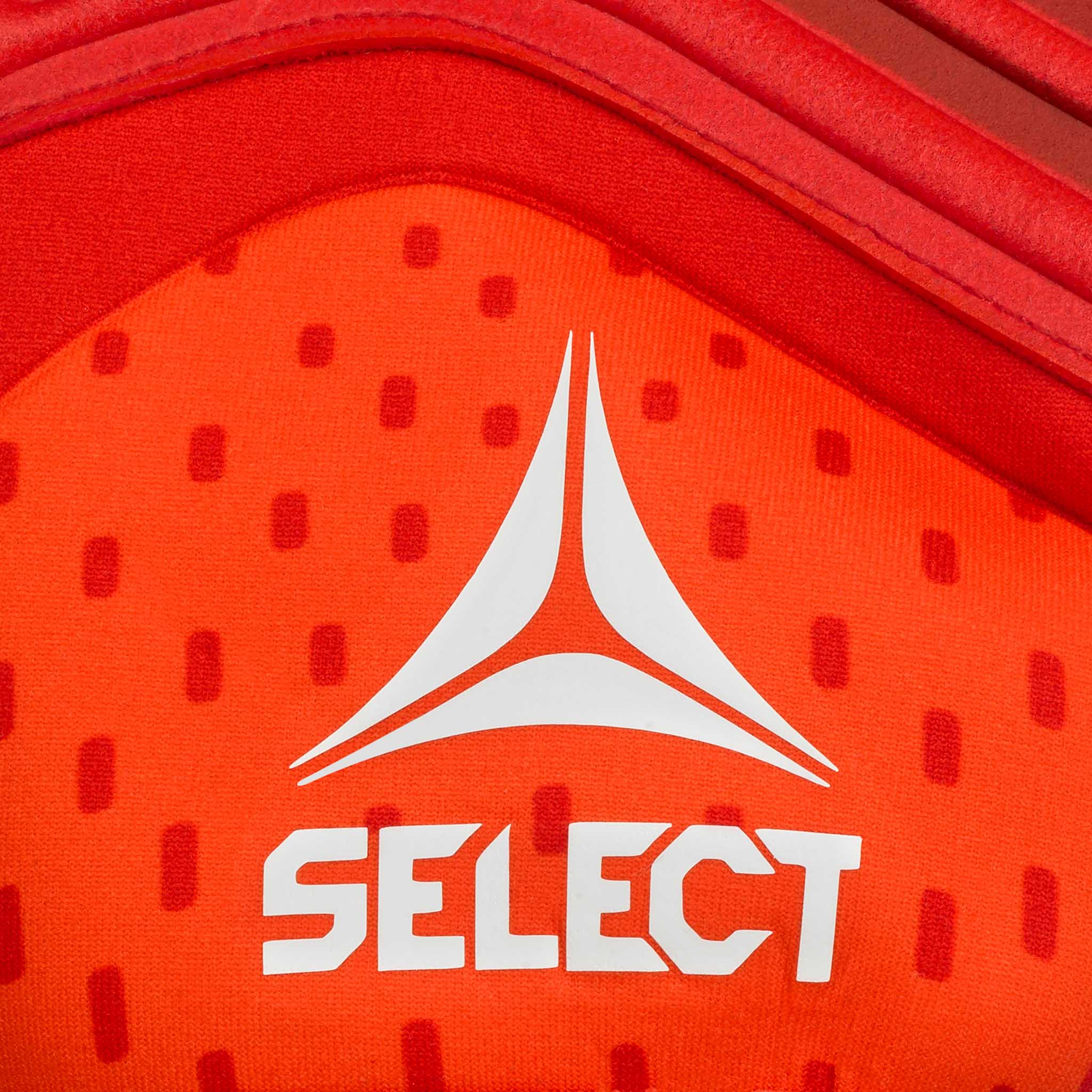 Nærbilde av røde GK gloves 55 Extra Force v26 keeperhansker med hvit Select-logo og strukturert bakside