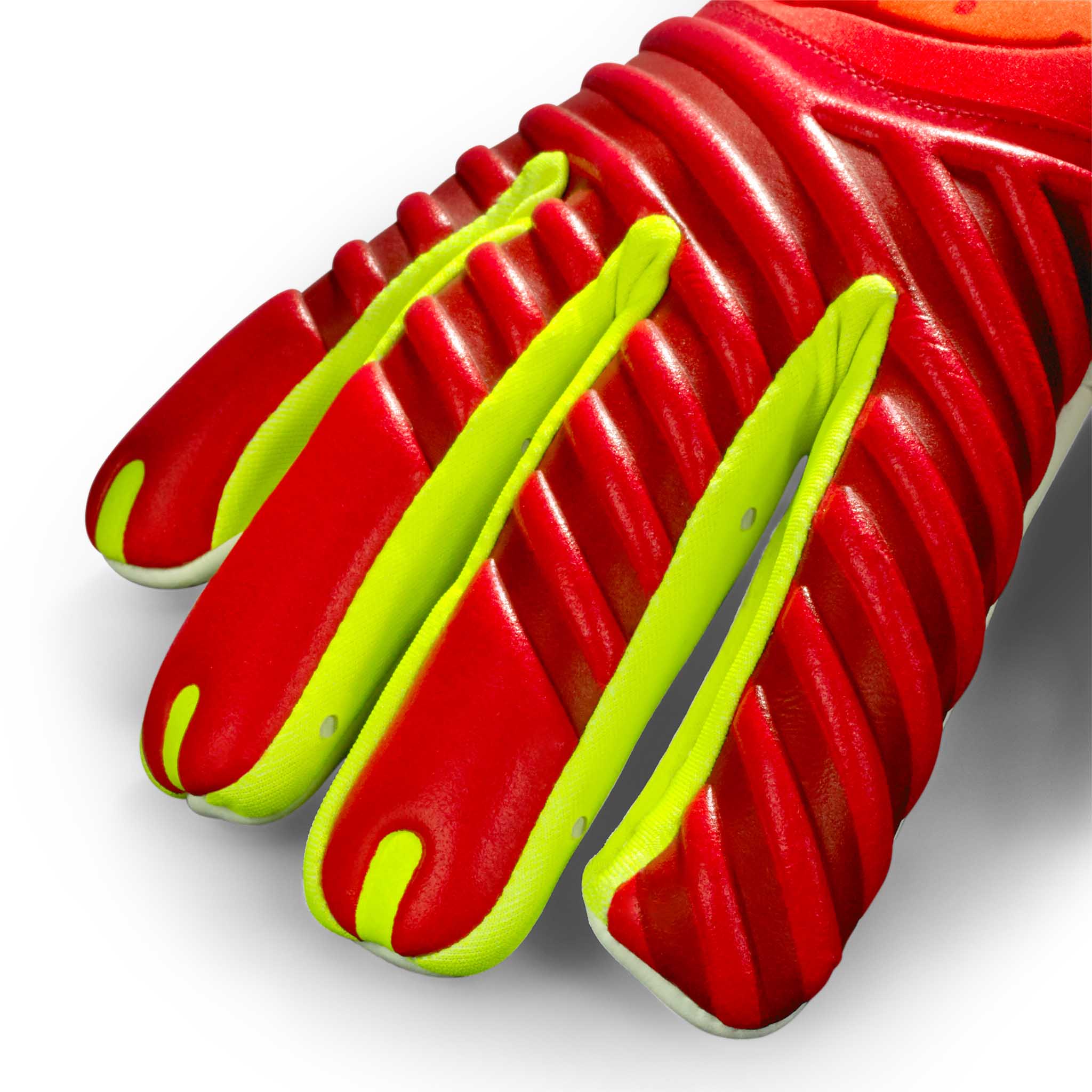 Nærbilde av røde GK gloves 55 Extra Force v26 keeperhansker med neongule fingerdetaljer.